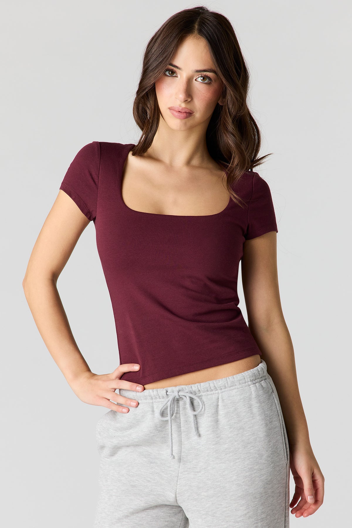 T-shirt profilé doux classique à encolure carrée
