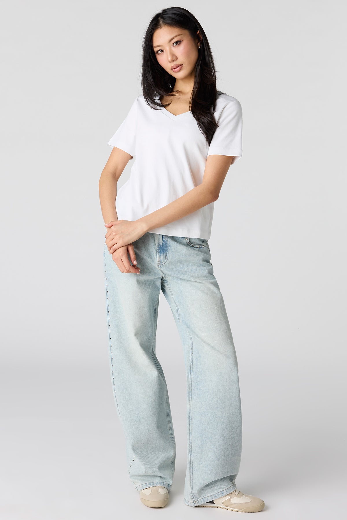 Vue alternative 3. T-shirt carré en coton lourd de luxe avec encolure en V