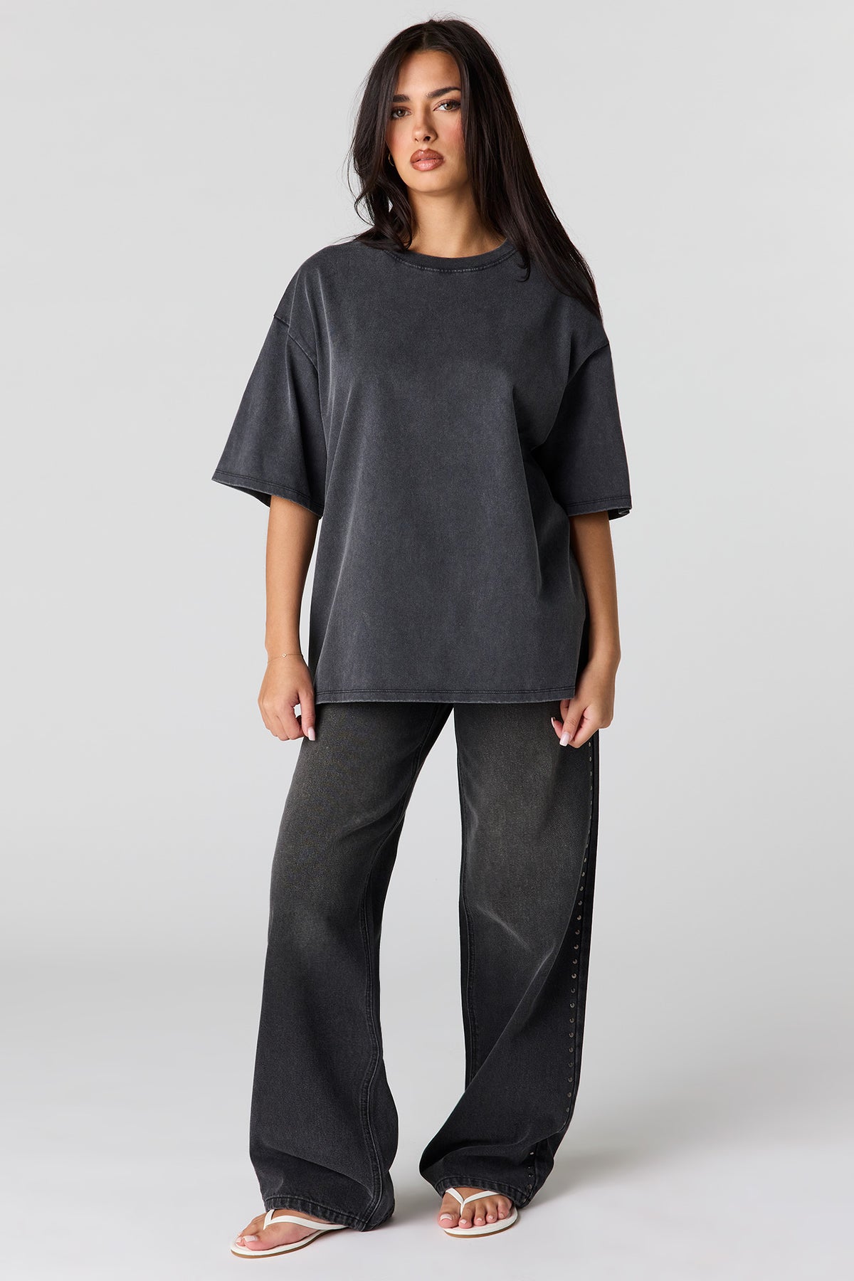 Vue alternative 3. T-shirt de coupe garçonne en coton lourd de luxe délavé