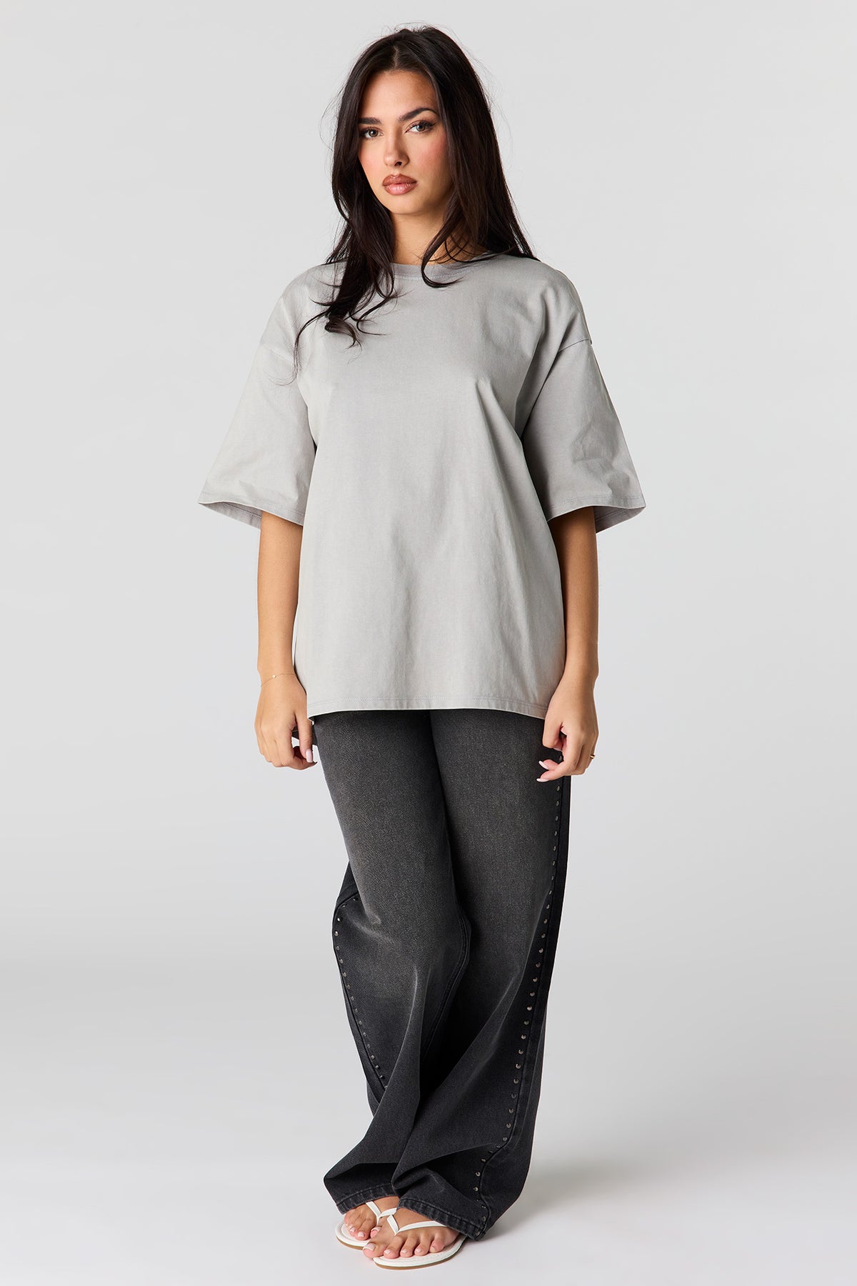 Vue alternative 3. T-shirt de coupe garçonne en coton lourd de luxe délavé
