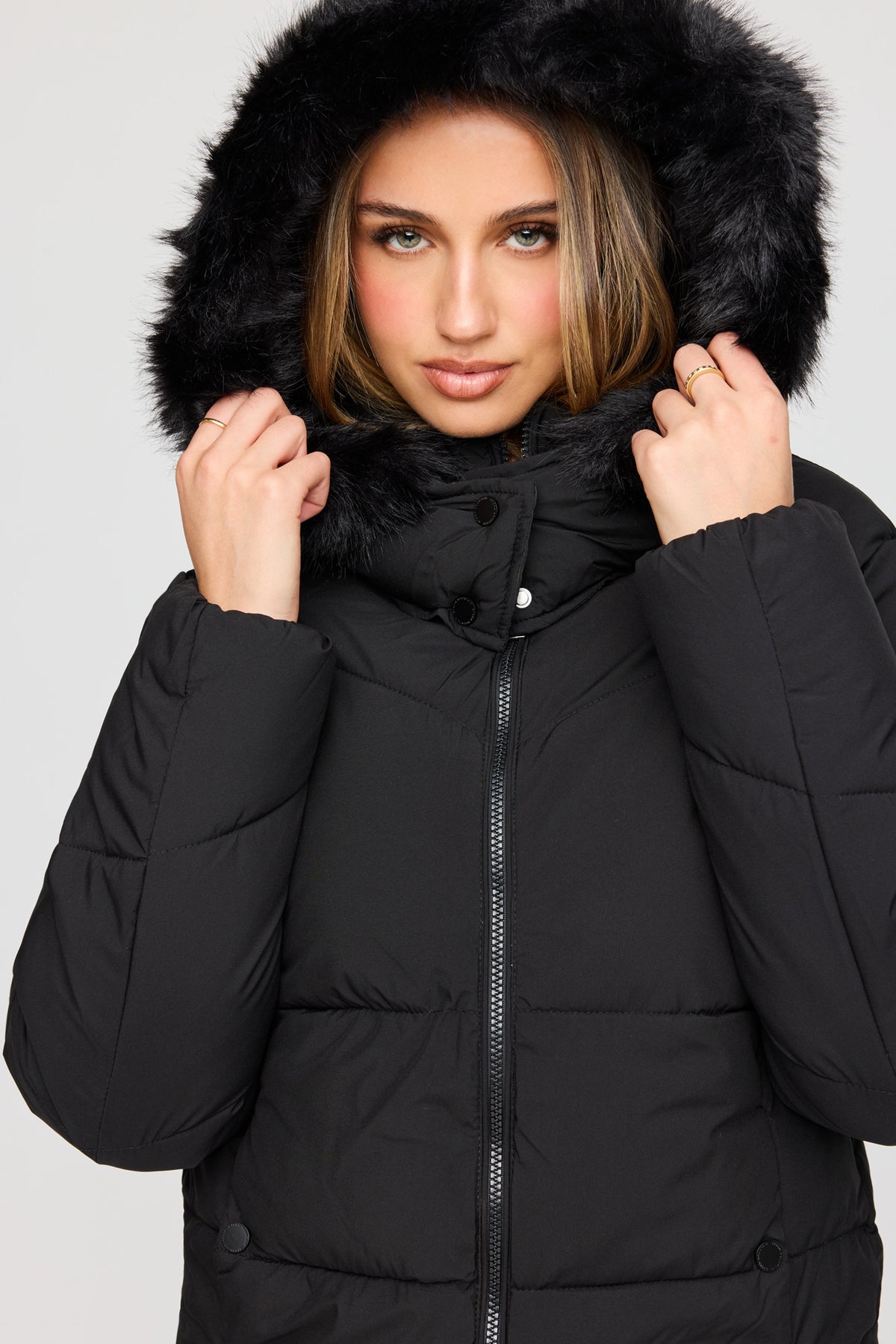 Vue alternative 4. Blouson bouffant avec liséré de similifourrure