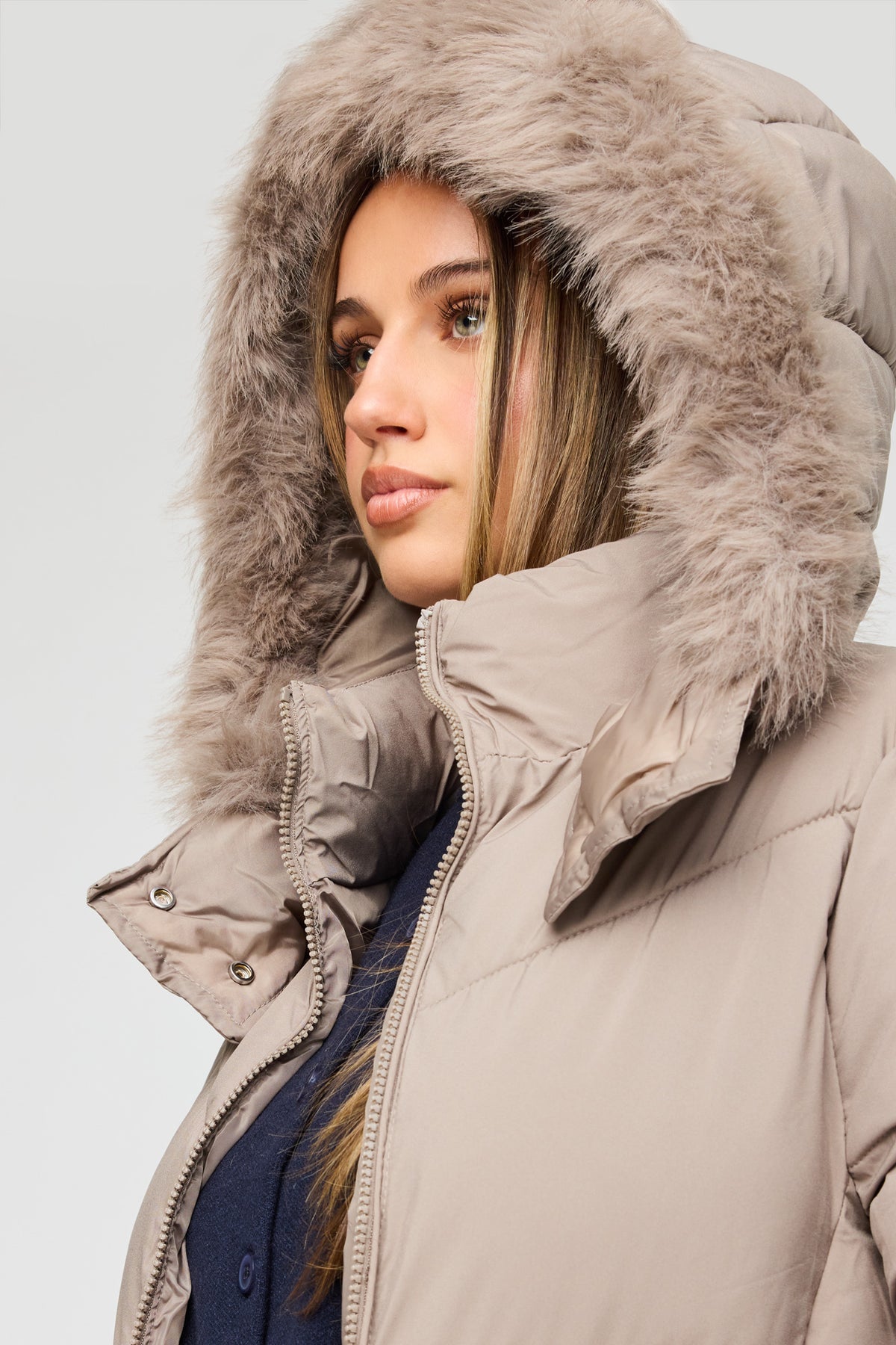 Vue alternative 4. Blouson bouffant avec liséré de similifourrure