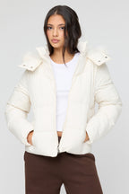 Blouson bouffant à capuchon en similifourrure