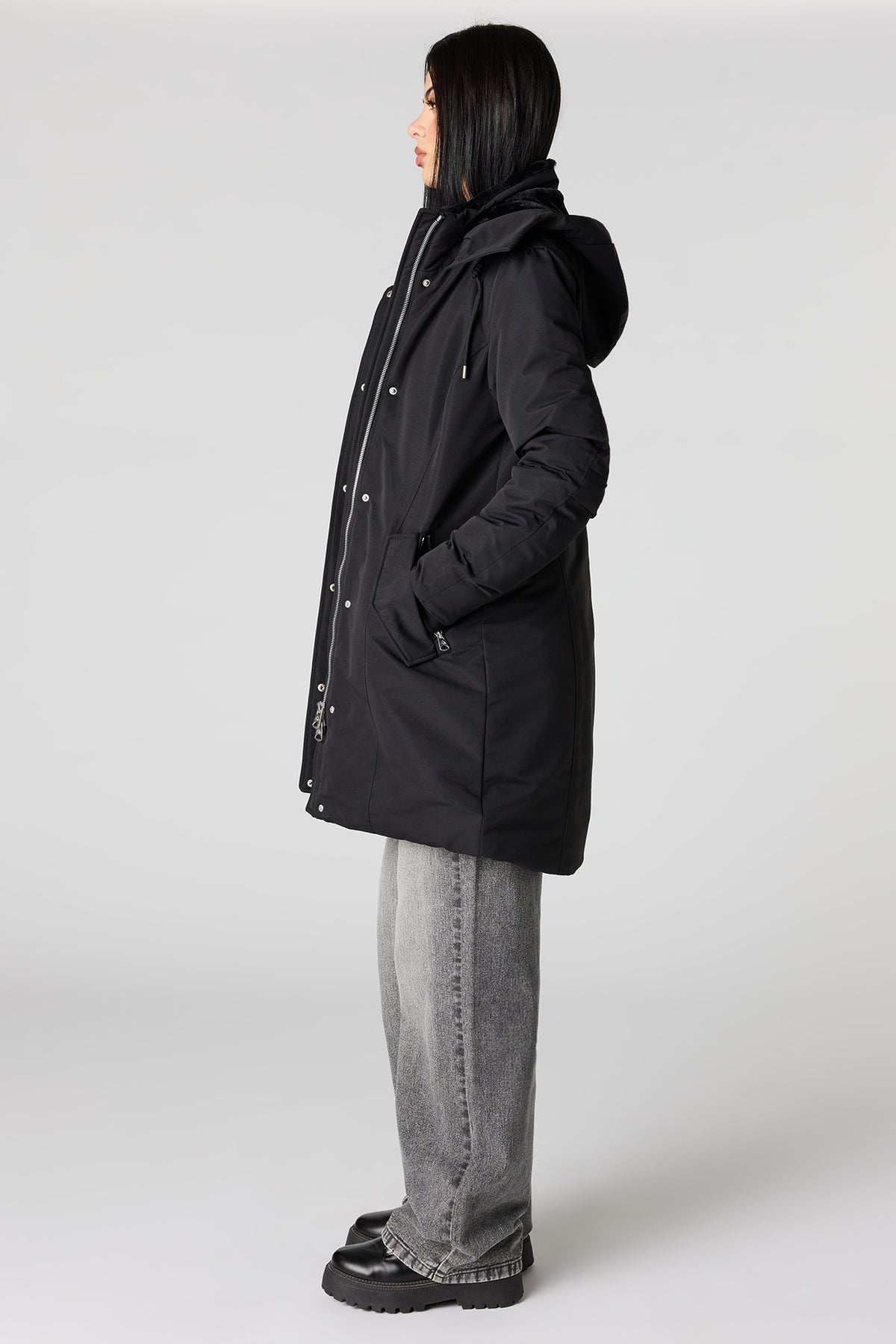 Vue alternative 2. Parka avec liséré de fourrure
