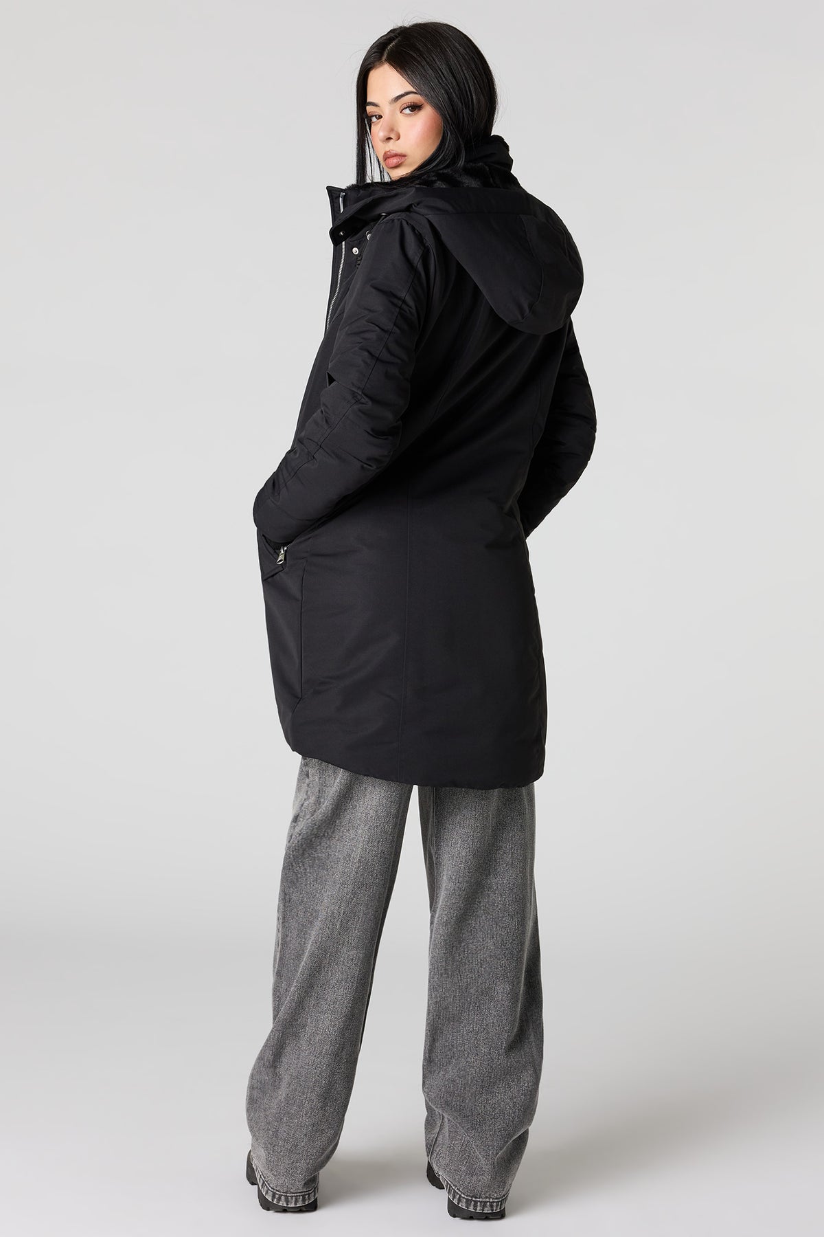 Vue alternative 3. Parka avec liséré de fourrure