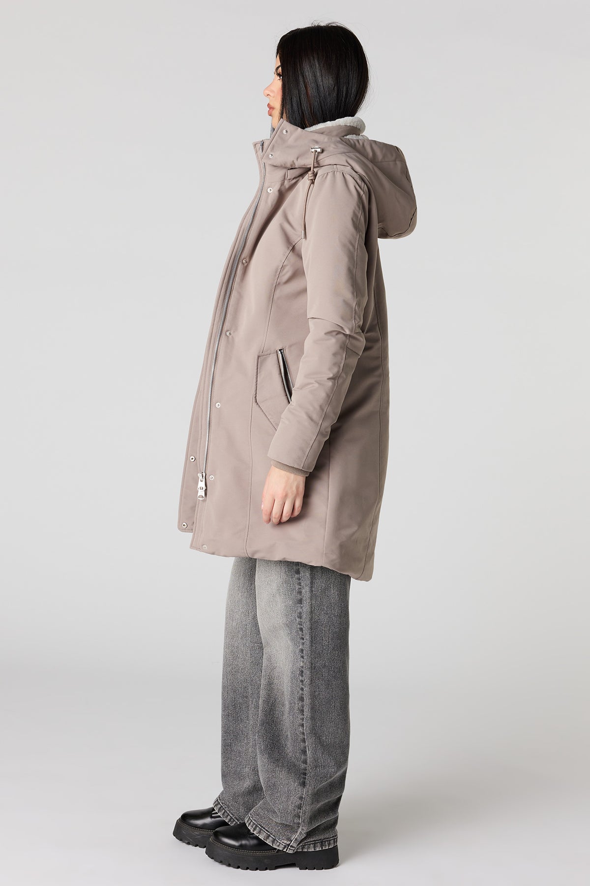 Vue alternative 2. Parka avec liséré de fourrure