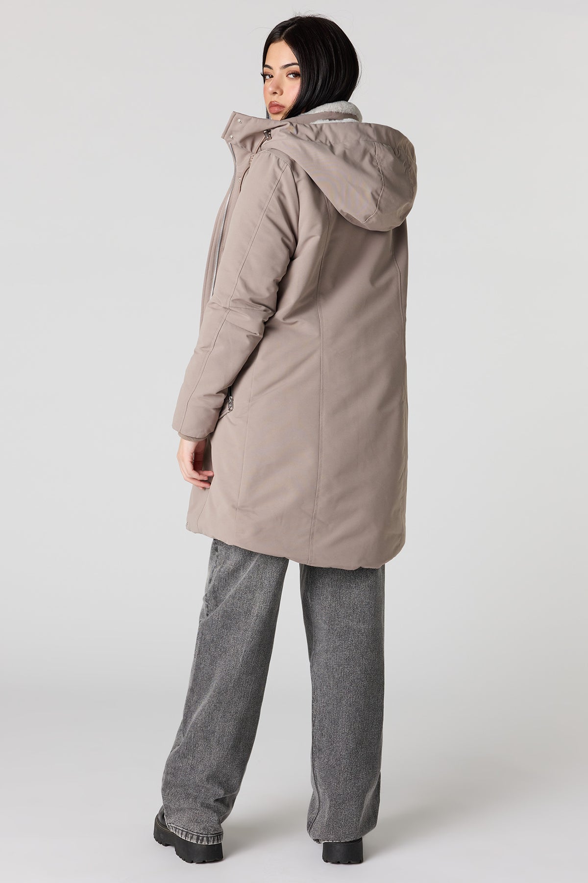 Vue alternative 3. Parka avec liséré de fourrure