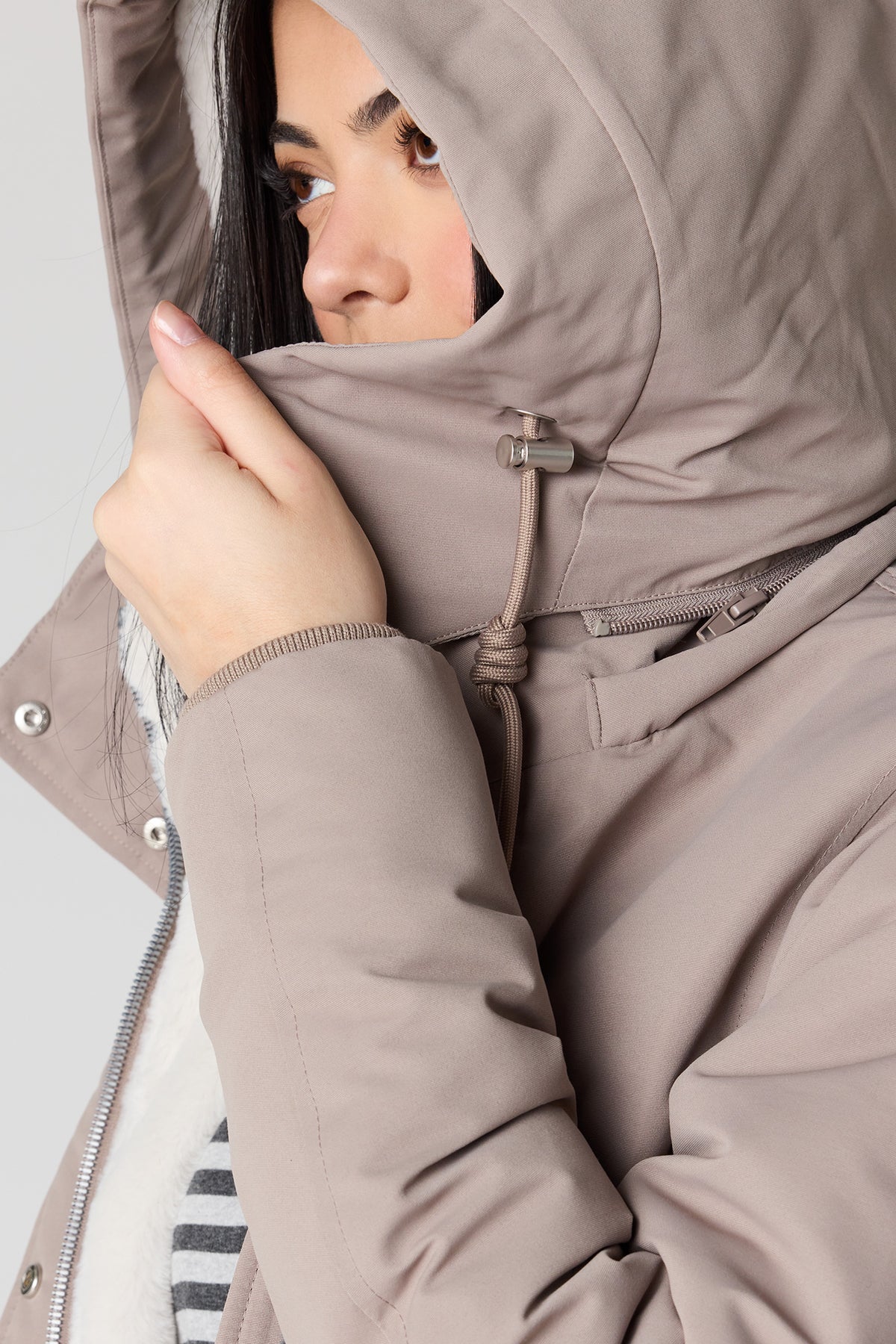 Vue alternative 4. Parka avec liséré de fourrure