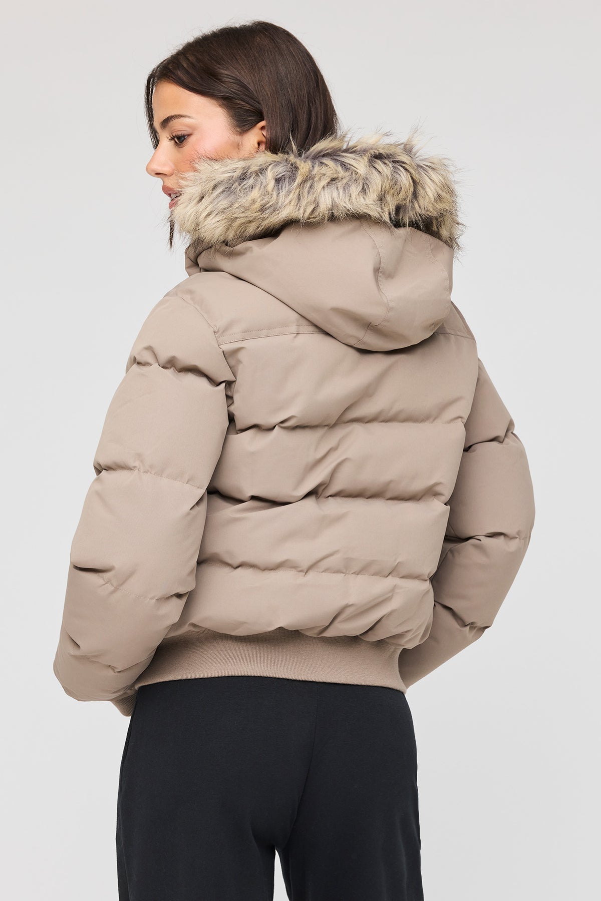 Vue alternative 2. Blouson bouffant avec liséré de similifourrure