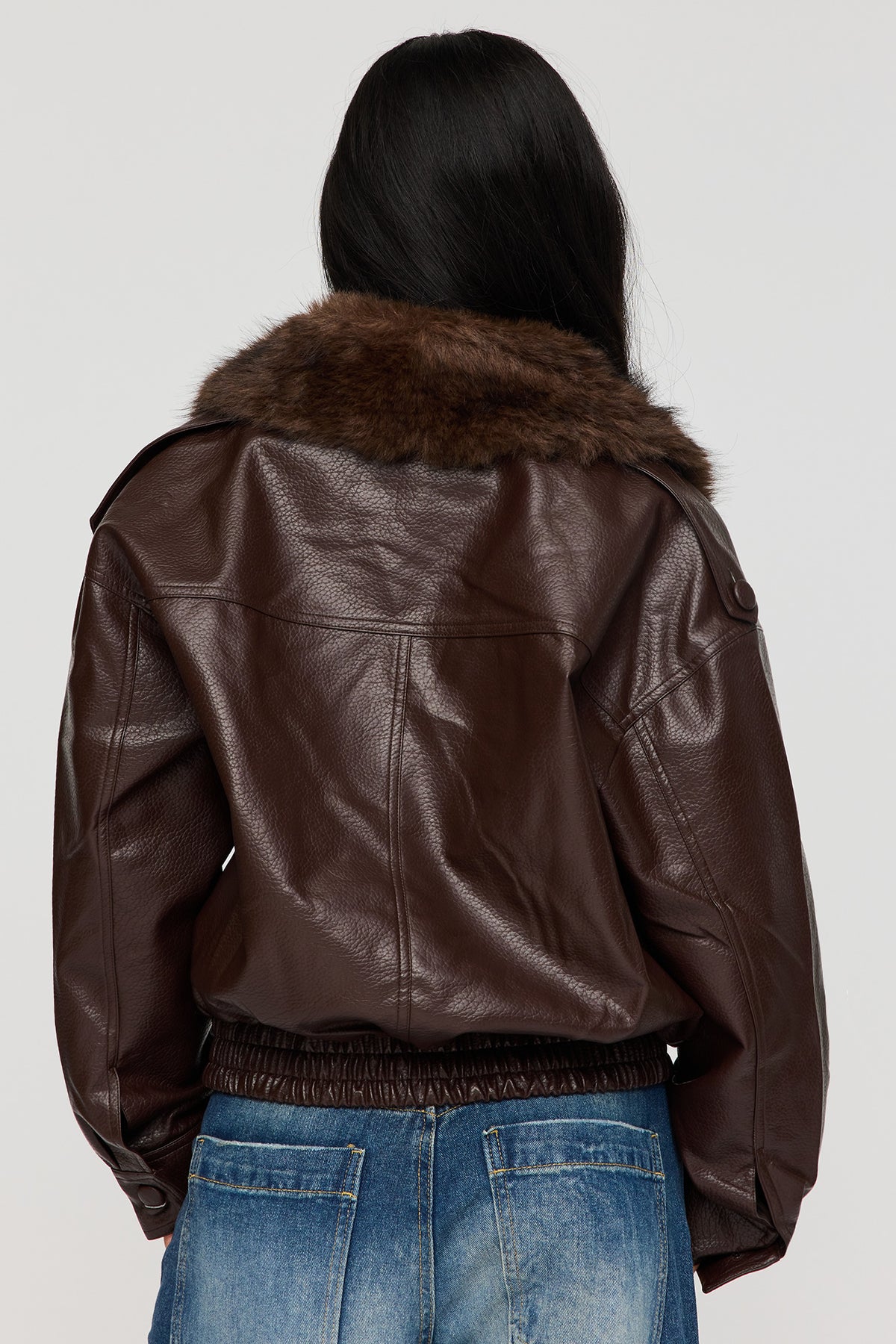 Vue alternative 2. Blouson surdimensionné en similicuir avec col