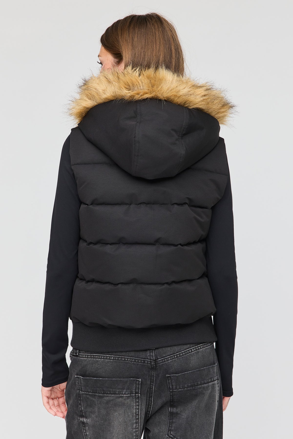 Vue alternative 2. Veste bouffante avec liséré de similifourrure