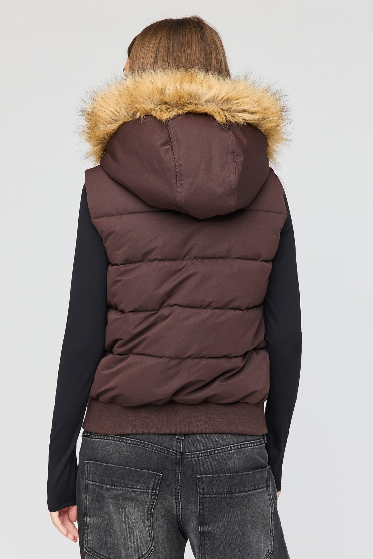 Vue alternative 2. Veste bouffante avec liséré de similifourrure