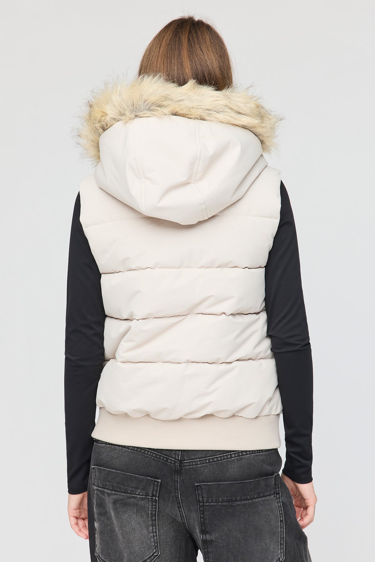 Vue alternative 2. Veste bouffante avec liséré de similifourrure