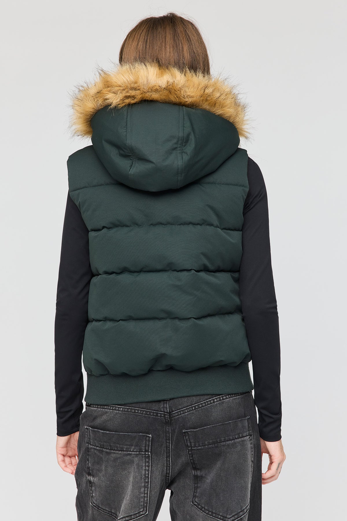 Vue alternative 2. Veste bouffante avec liséré de similifourrure