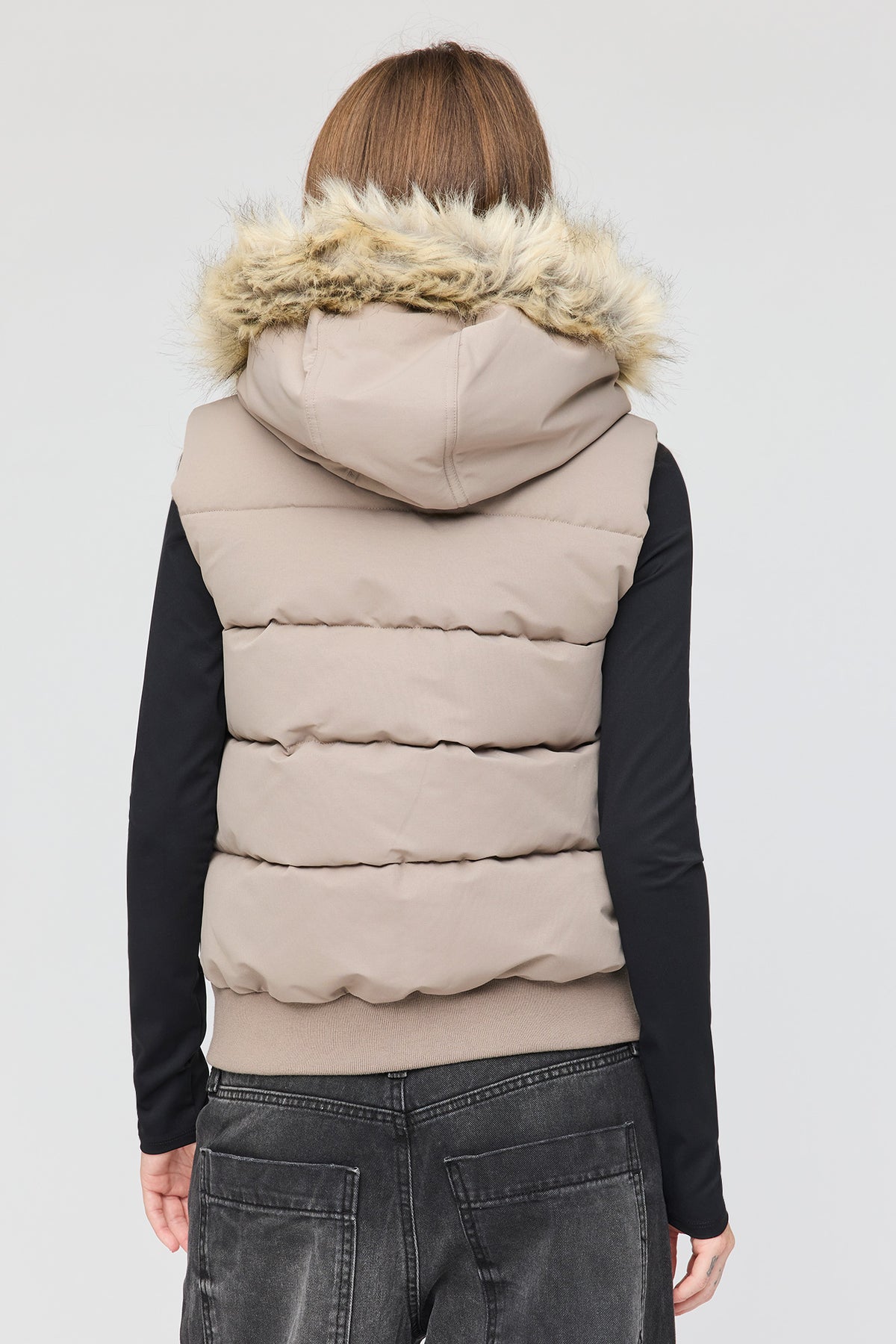 Vue alternative 2. Veste bouffante avec liséré de similifourrure