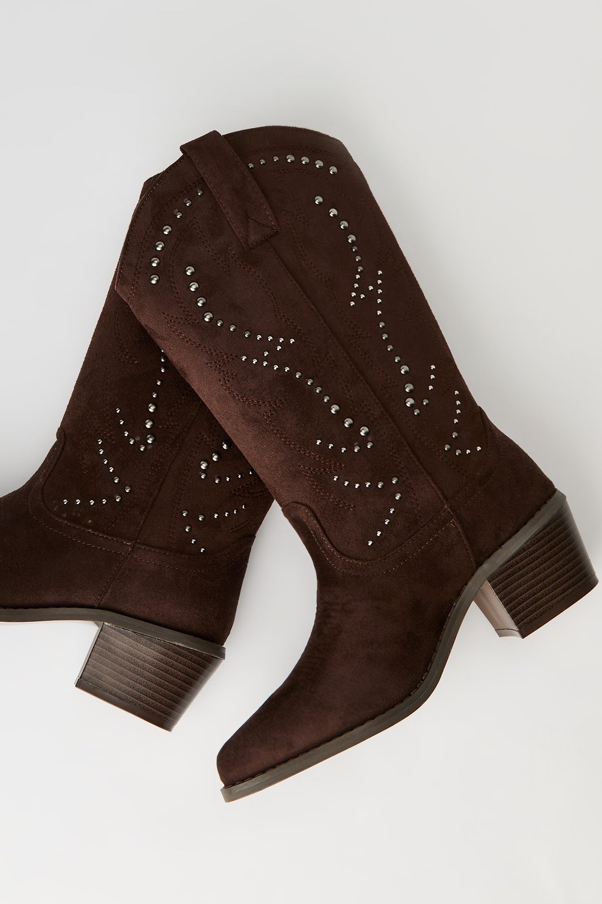 Vue alternative 4. Bottes de cowboy cloutées en similisuède