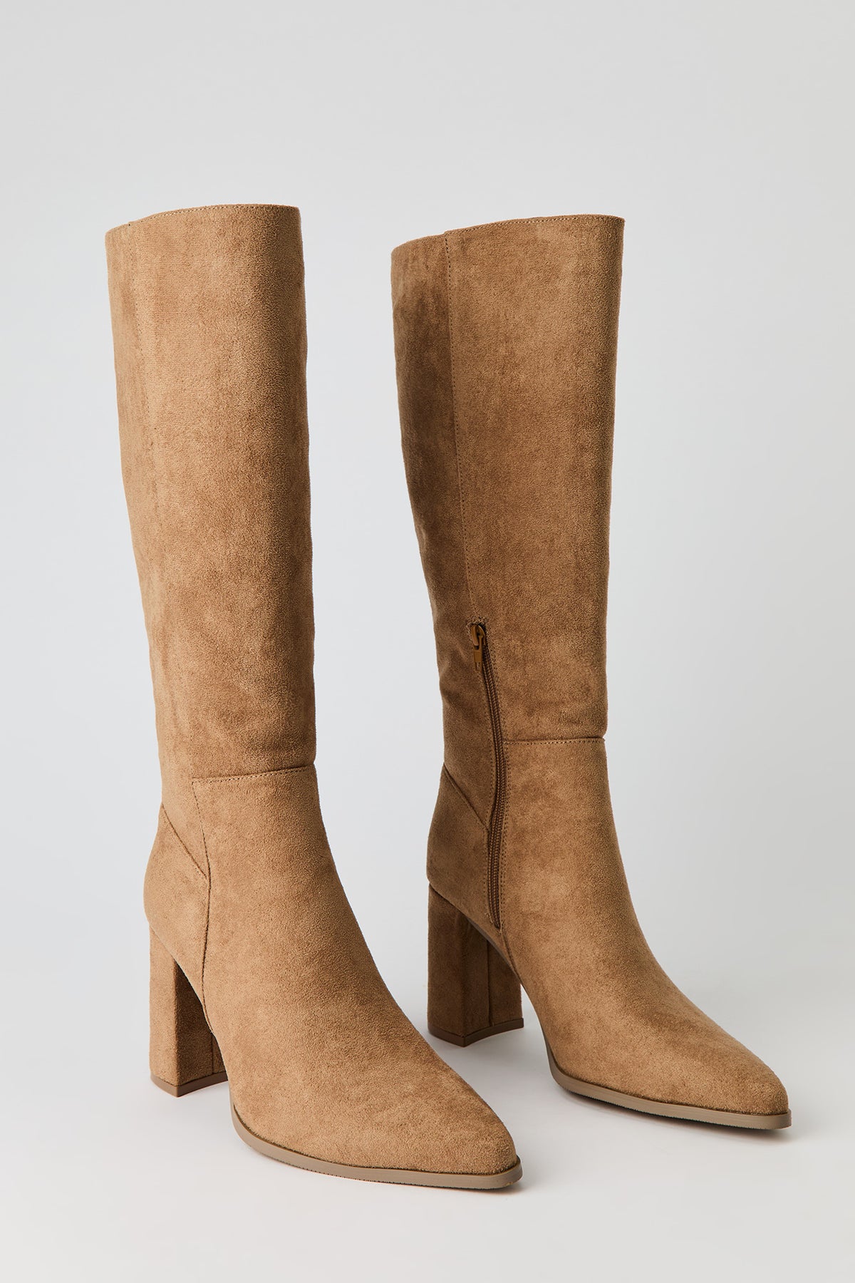 Vue alternative 2. Bottes au genou à talon bloc et bout pointu