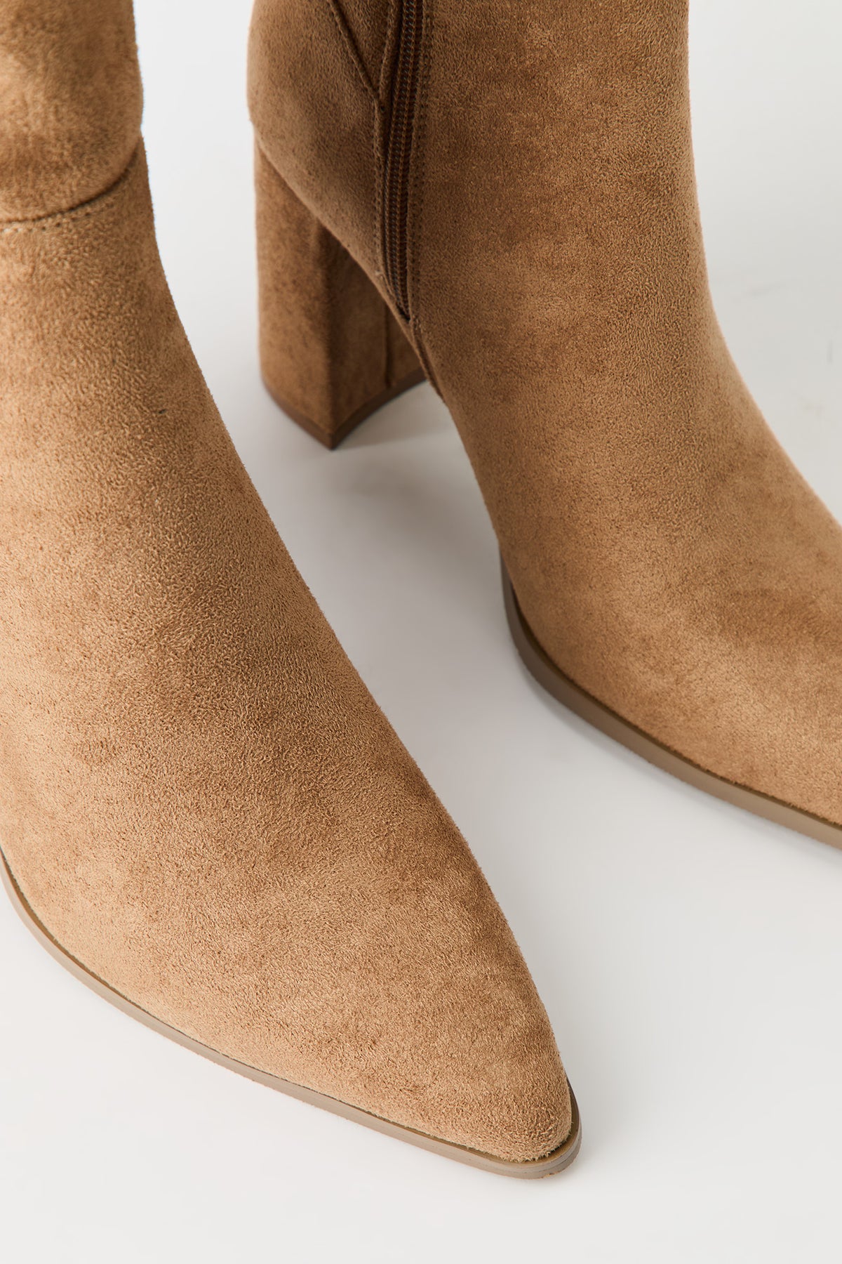 Vue alternative 3. Bottes au genou à talon bloc et bout pointu