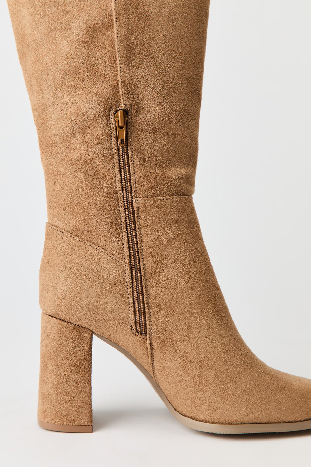 Vue alternative 4. Bottes au genou à talon bloc et bout pointu