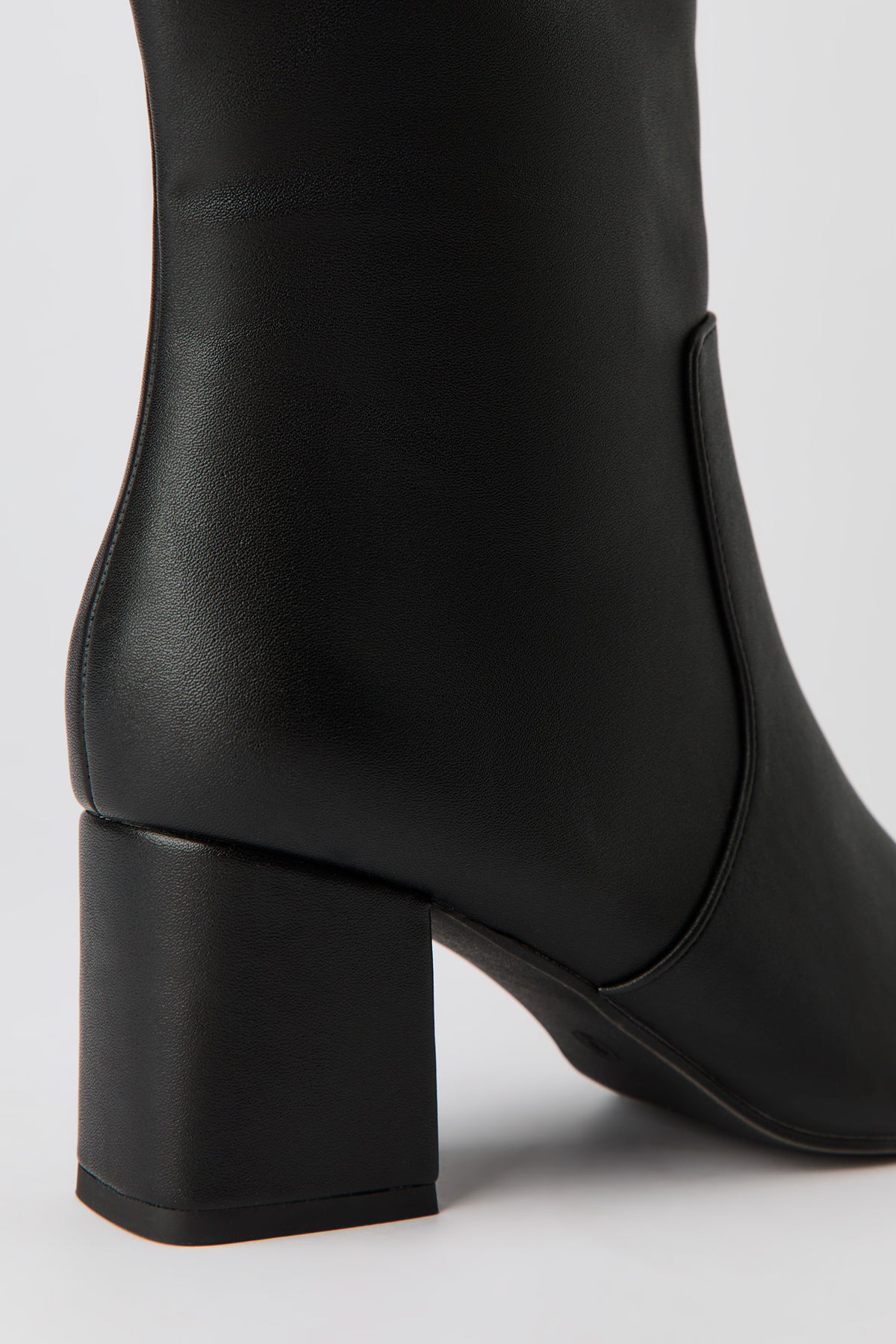 Vue alternative 3. Bottes au genou à bout pointu en similicuir