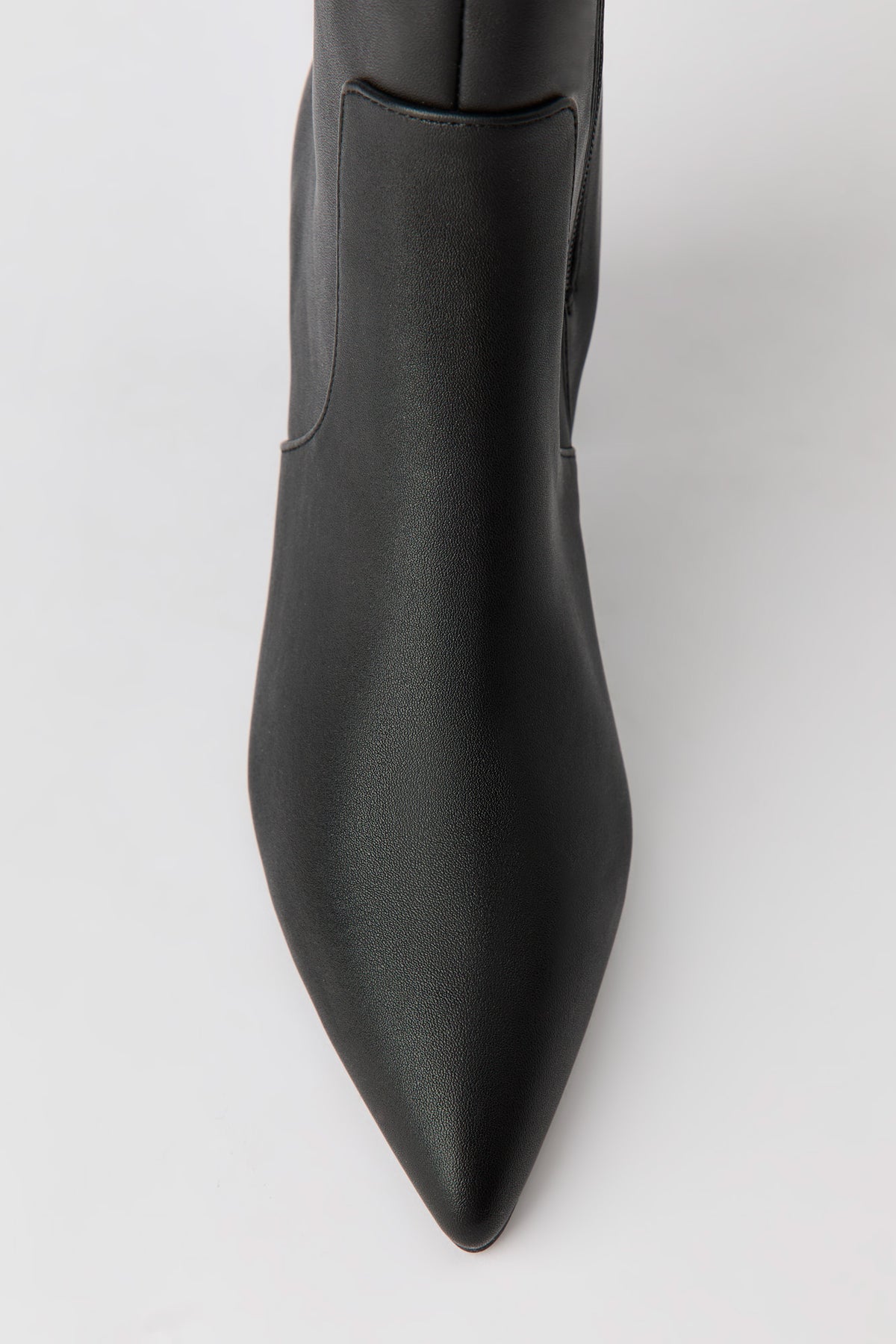 Vue alternative 4. Bottes au genou à bout pointu en similicuir