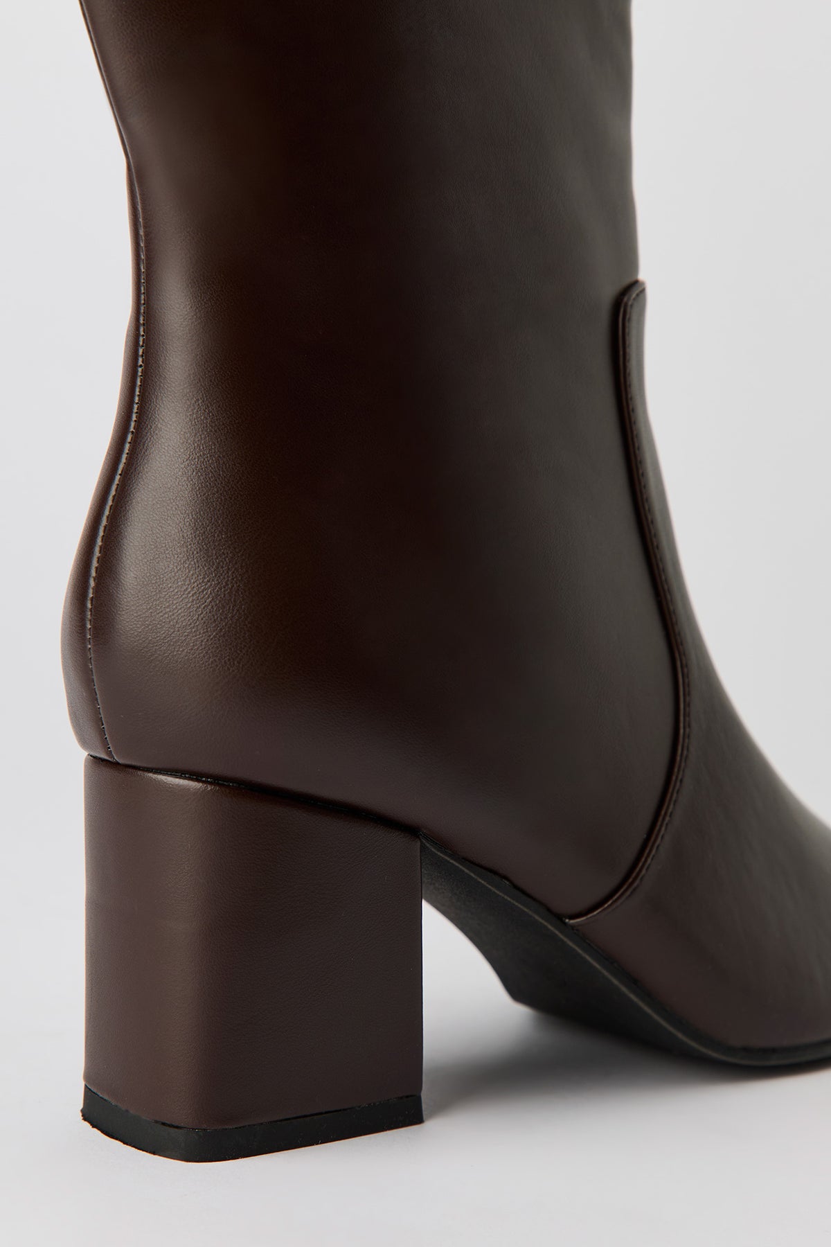 Vue alternative 3. Bottes au genou à bout pointu en similicuir