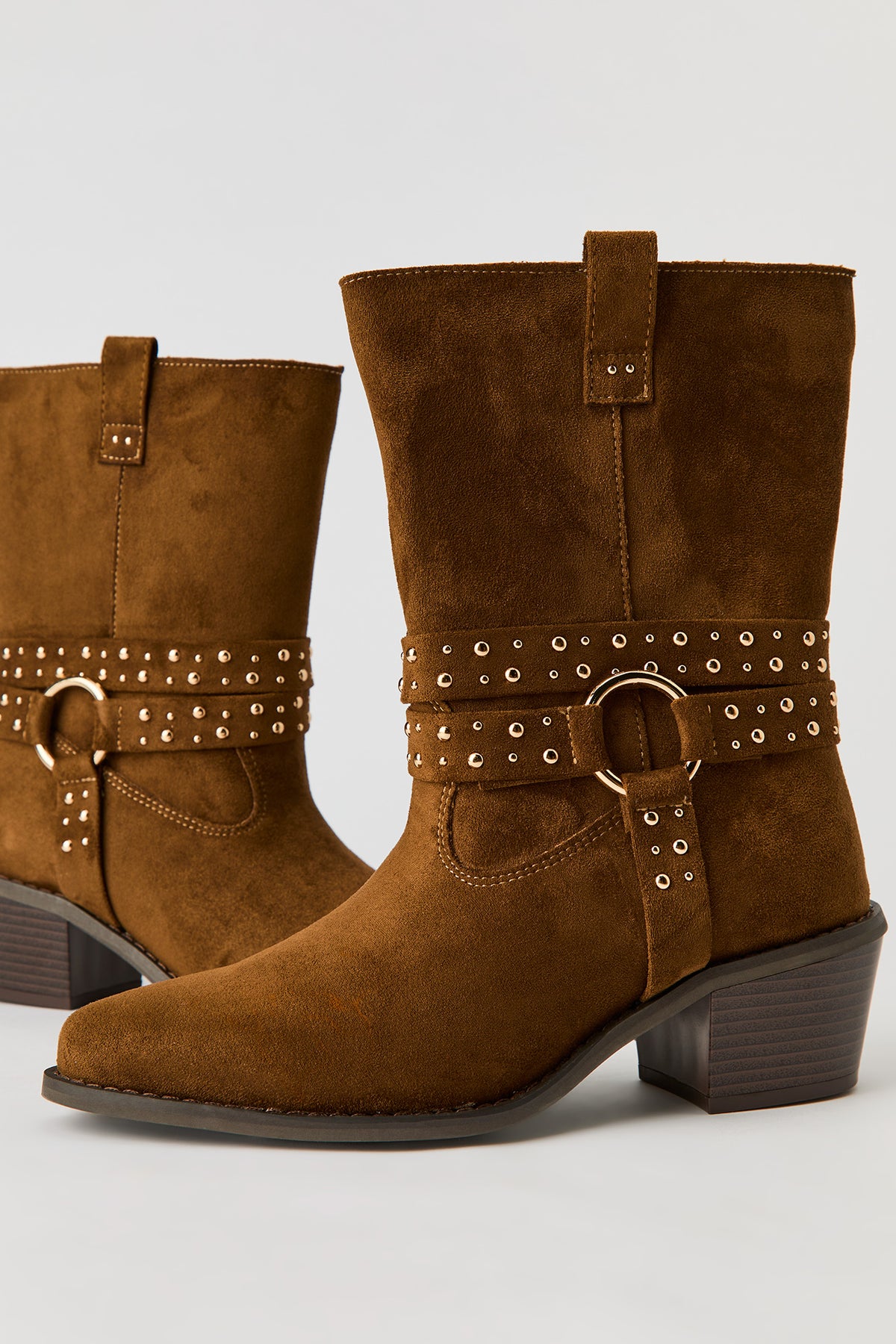Vue alternative 5. Bottes en similisuède avec bride cloutée
