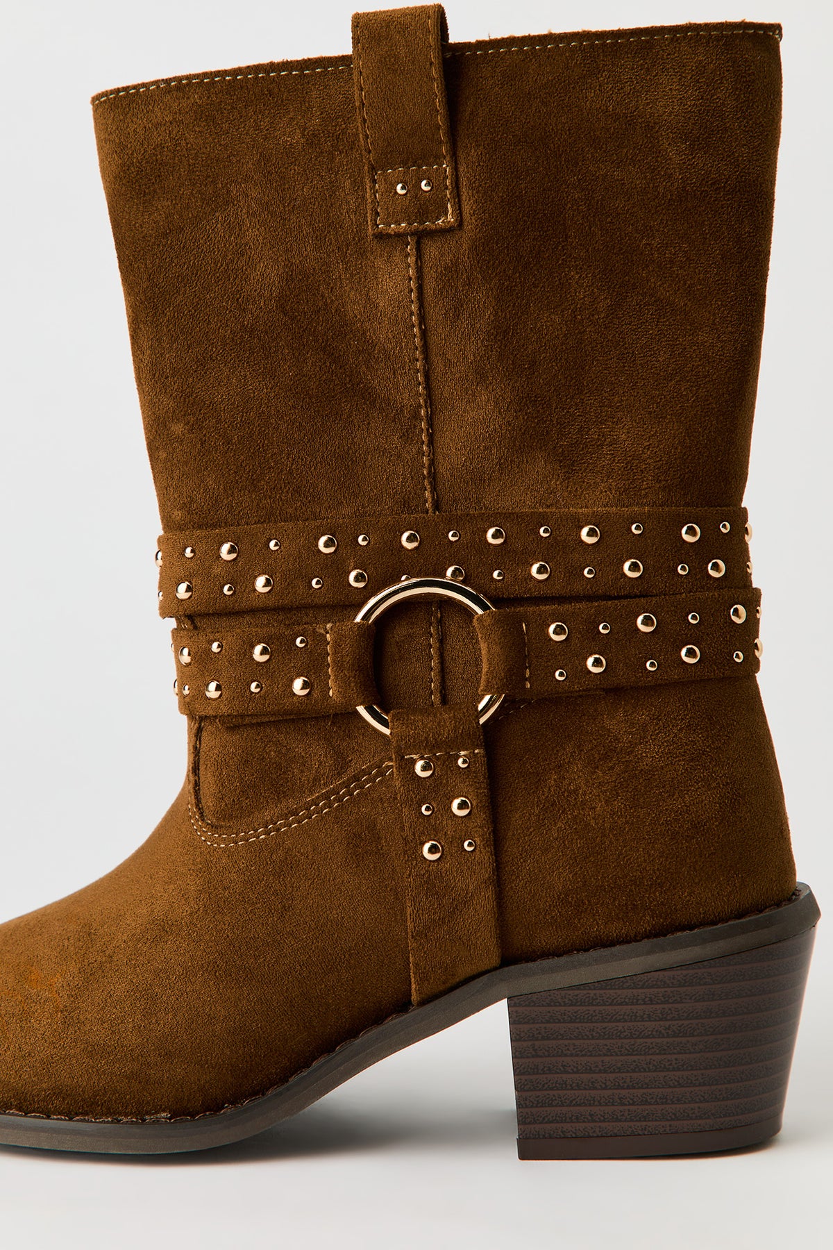 Vue alternative 4. Bottes en similisuède avec bride cloutée