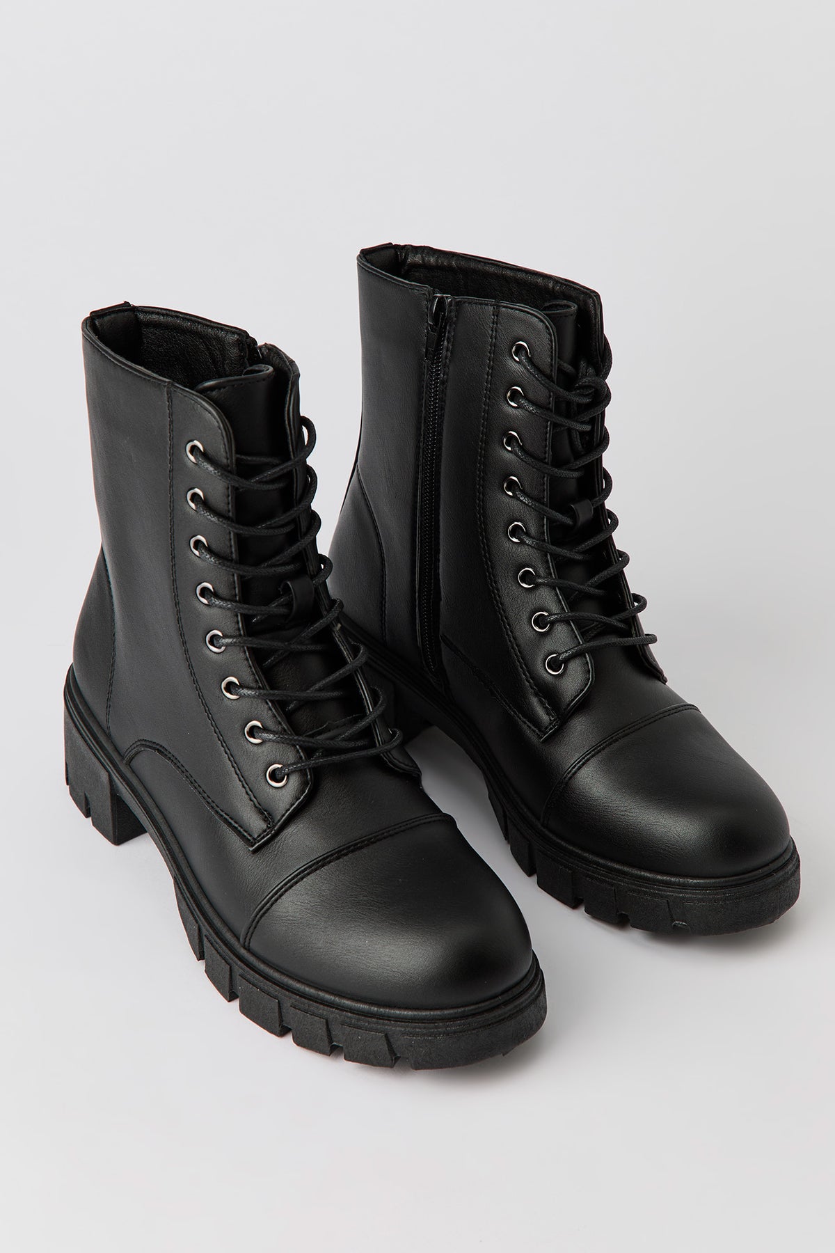 Vue alternative 2. Bottes de combat lacées