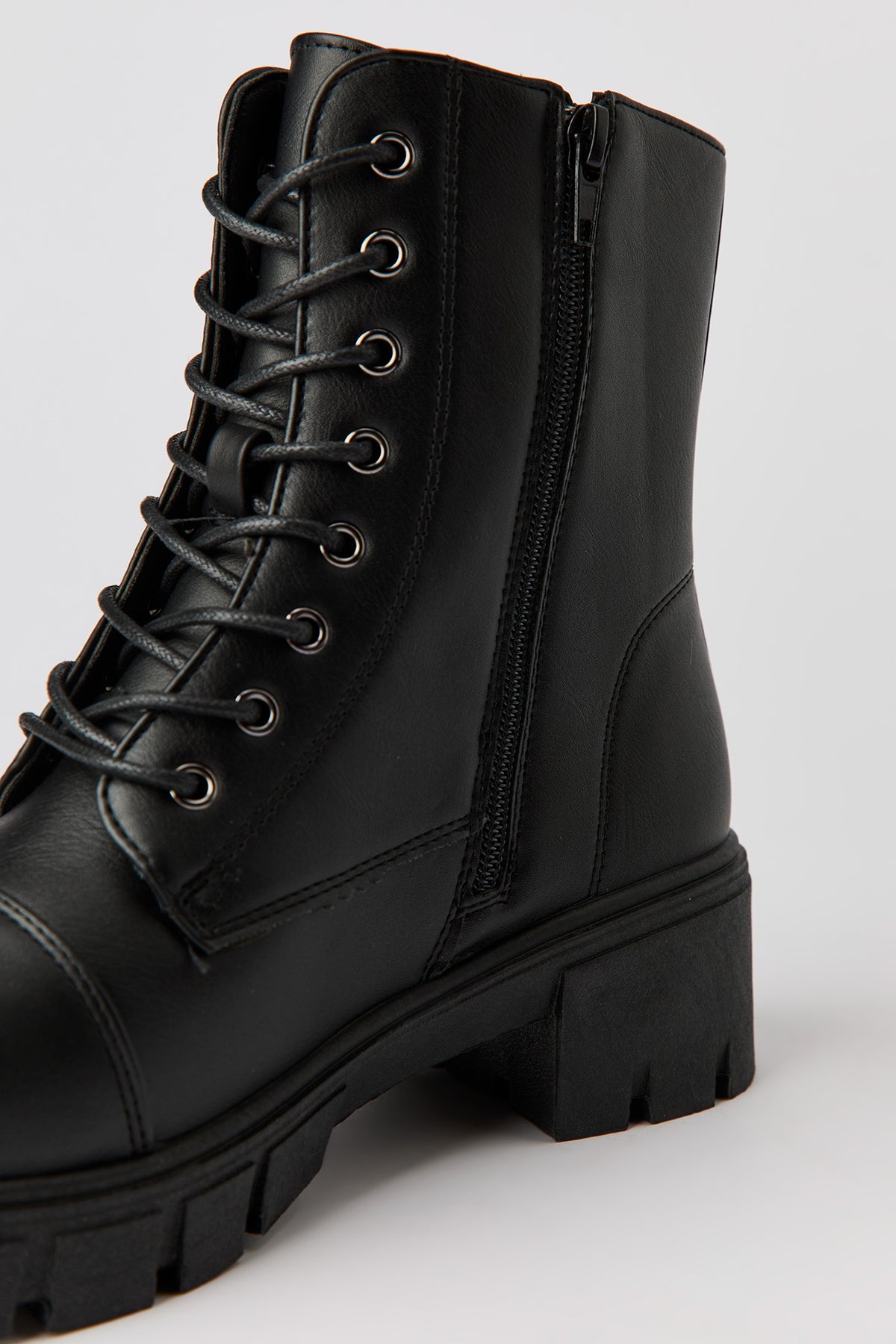 Vue alternative 3. Bottes de combat lacées