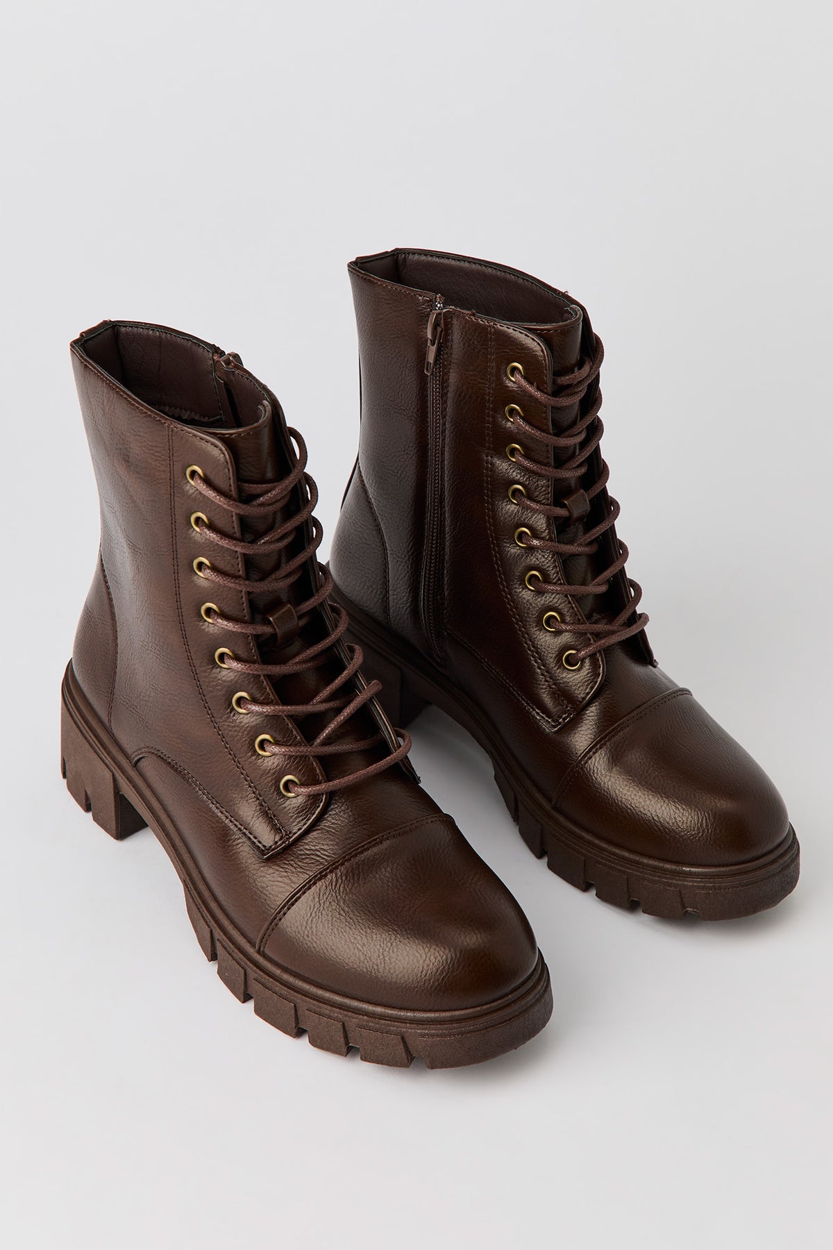 Vue alternative 2. Bottes de combat lacées