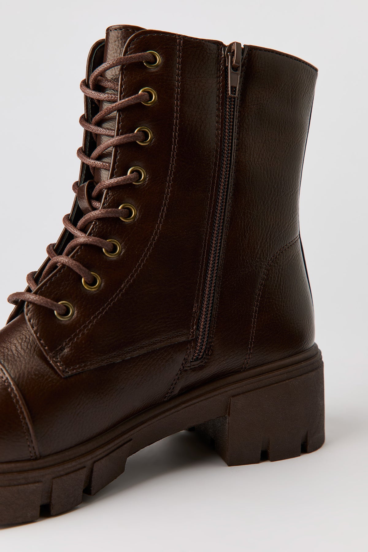 Vue alternative 3. Bottes de combat lacées