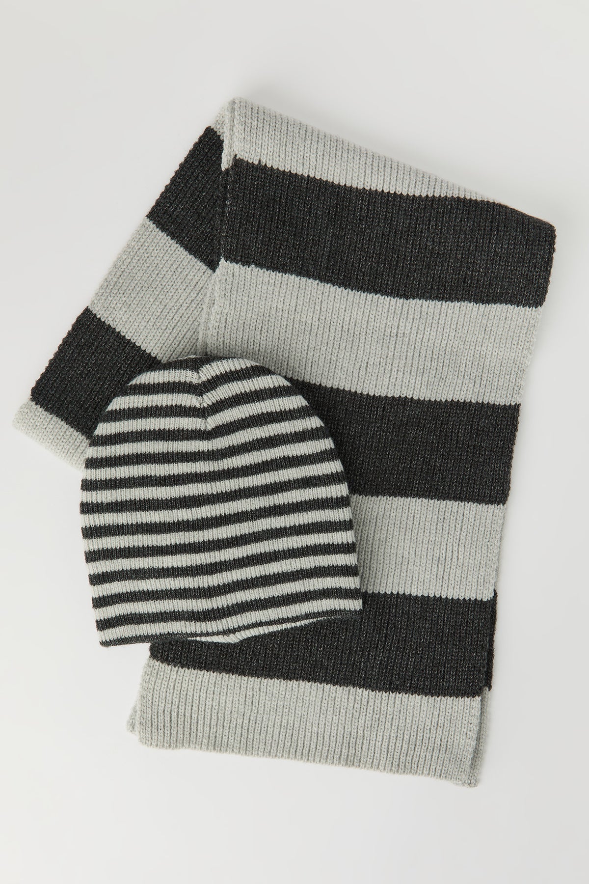 Tuque en tricot et écharpe