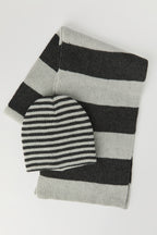 Tuque en tricot et écharpe