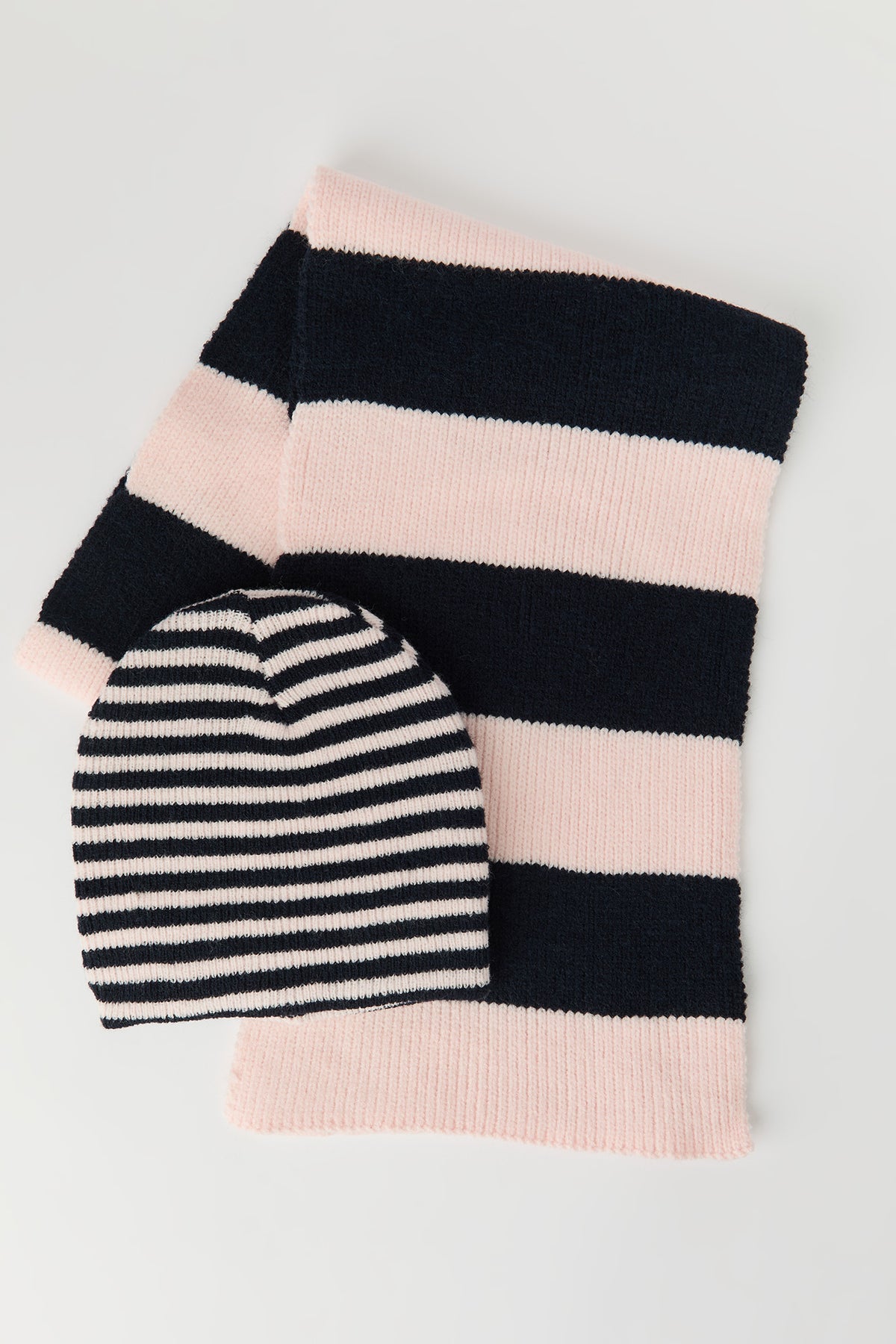 Tuque en tricot et écharpe