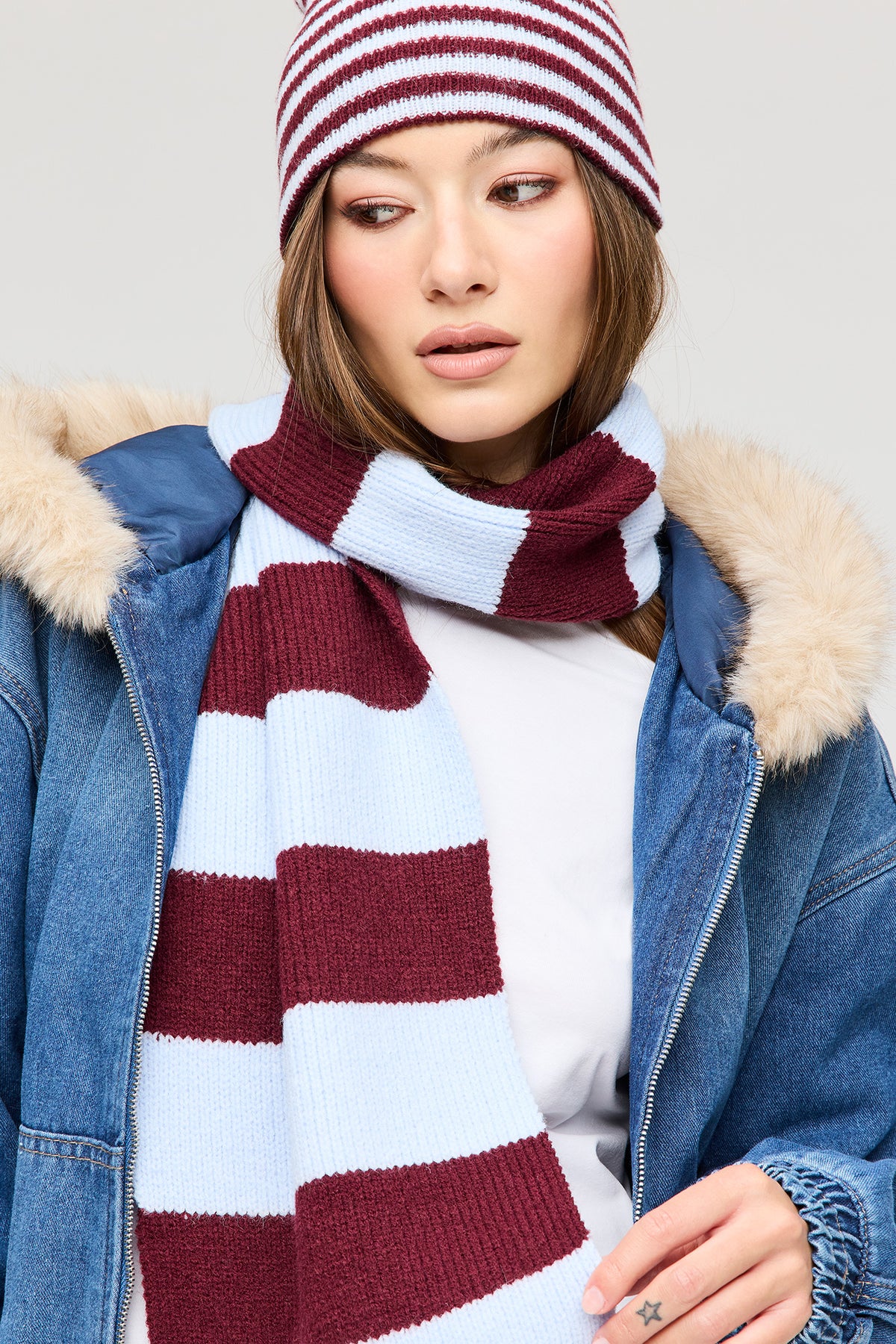 Tuque en tricot et écharpe