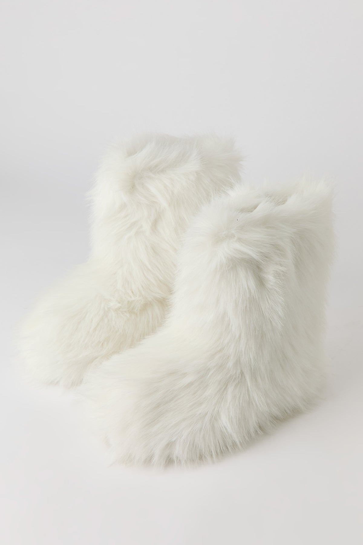 Vue alternative 2. Bottes en similifourrure