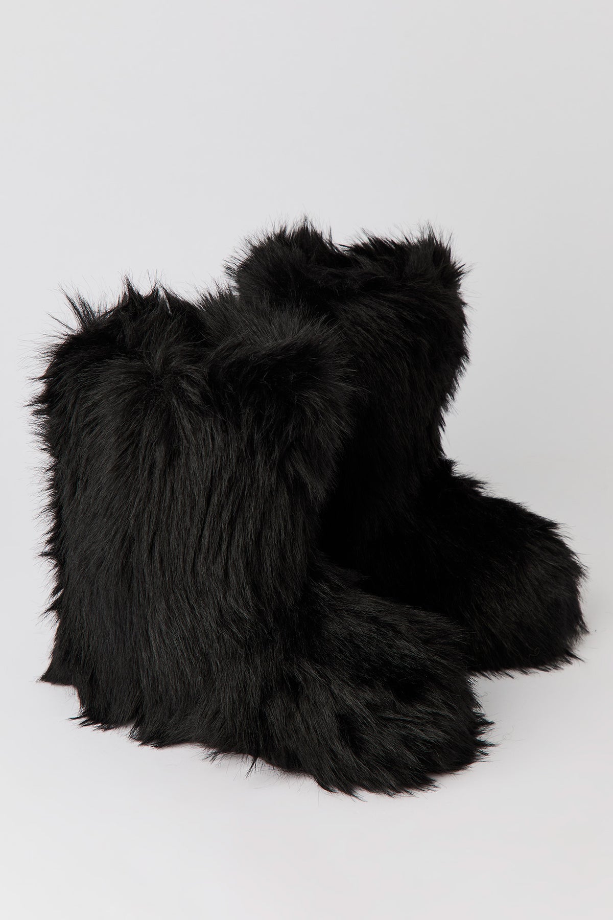 Vue alternative 2. Bottes en similifourrure pelucheuse