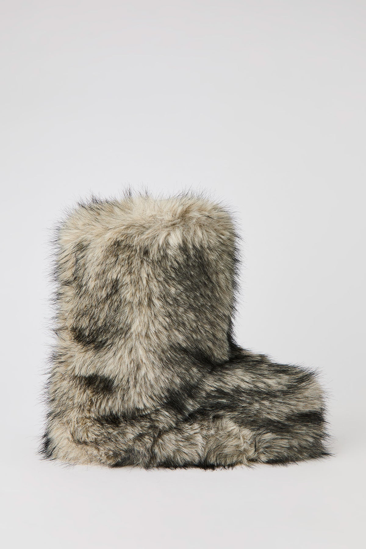 Vue alternative 2. Bottes en similifourrure pelucheuse