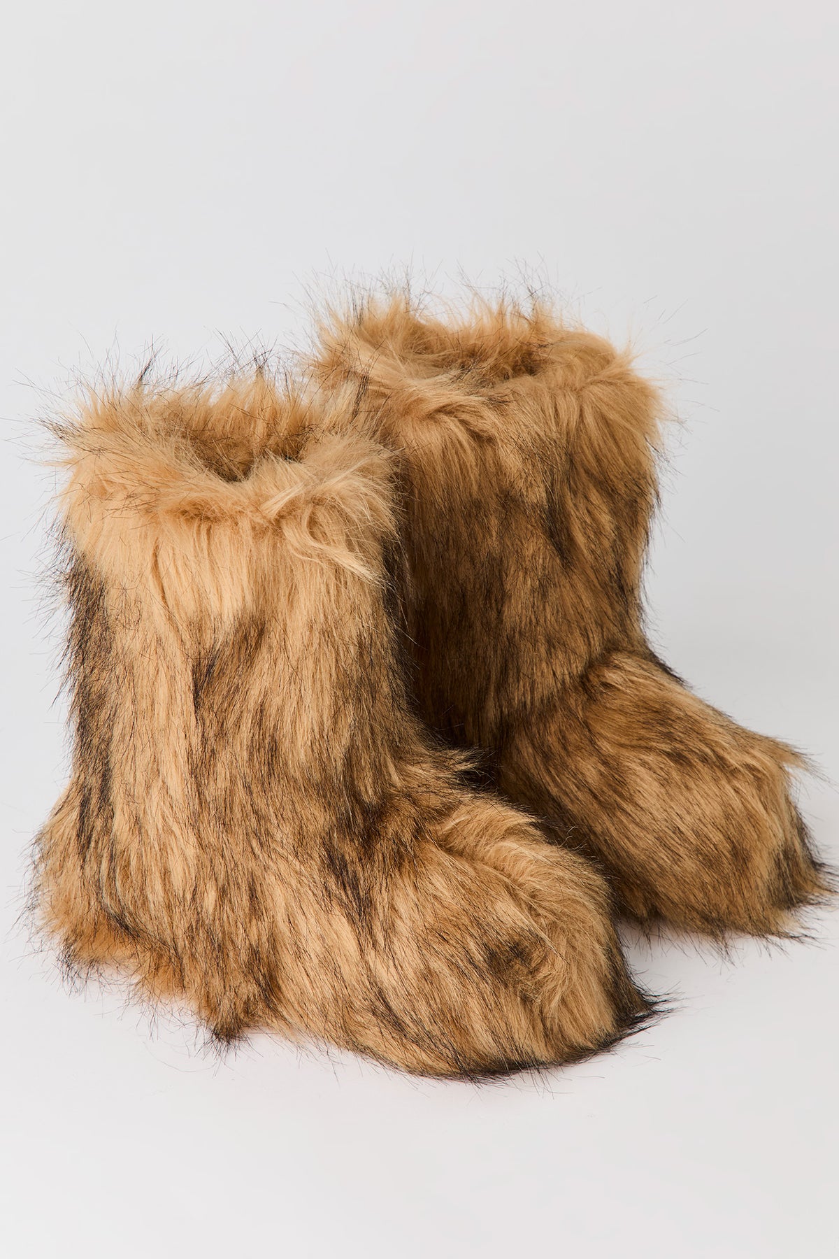 Vue alternative 2. Bottes en similifourrure pelucheuse