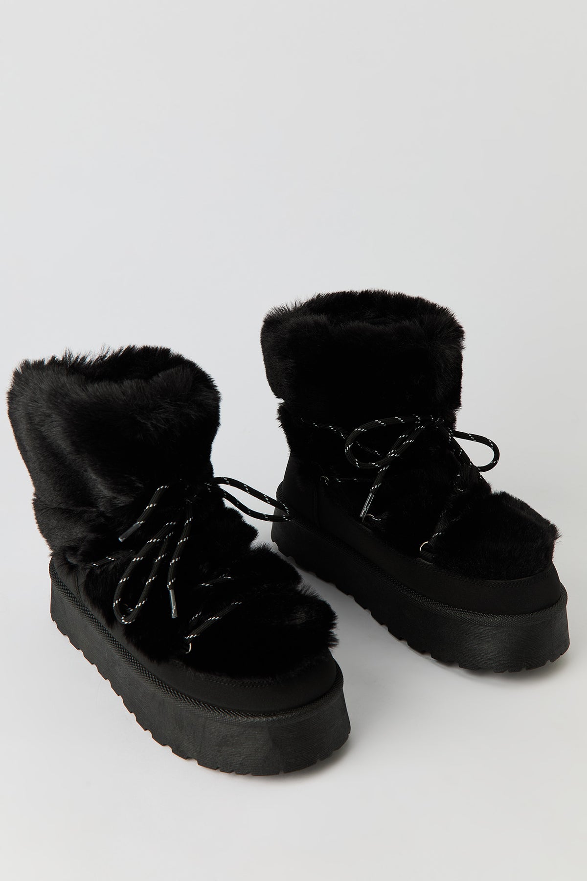 Vue alternative 2. Bottes en similifourrure