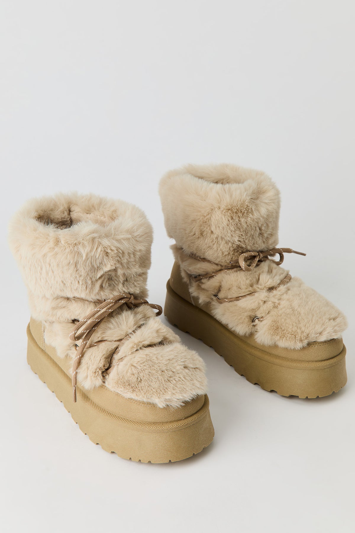 Vue alternative 2. Bottes en similifourrure