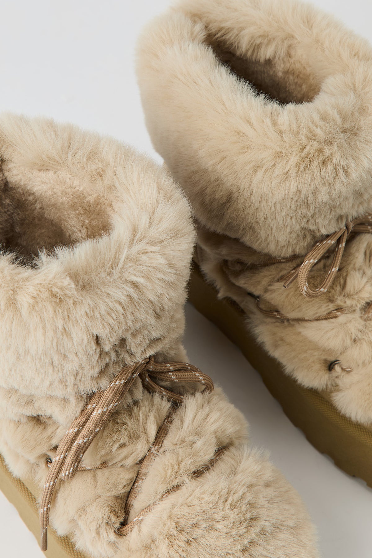 Vue alternative 3. Bottes en similifourrure