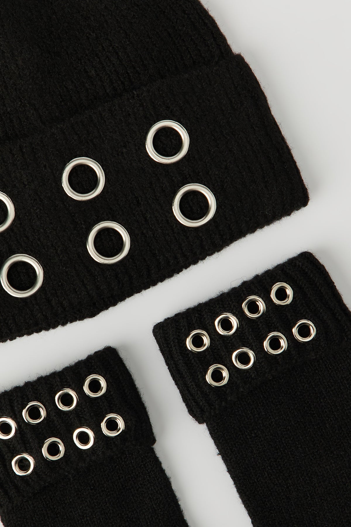 Vue alternative 2. Ensemble bonnet et gants garnis d'illets