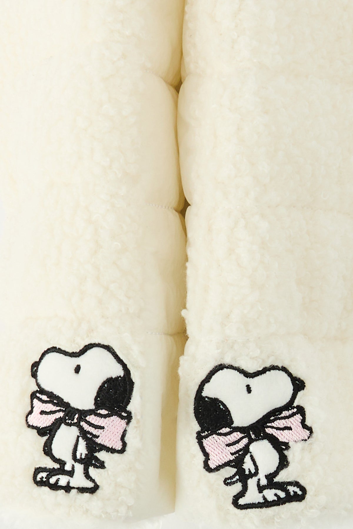 Vue alternative 2. Ensemble avec cache-oreilles et mitaines à imprimé Peanuts Snoopy 