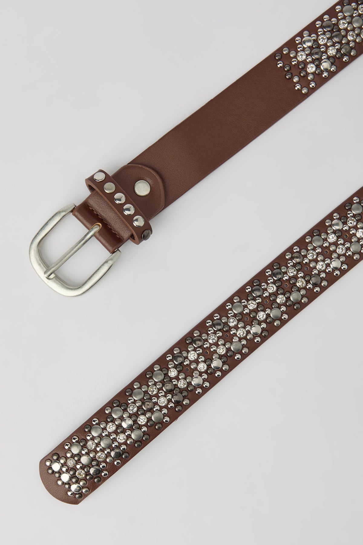 Vue alternative 2. Ceinture cloutée avec pierres du Rhin