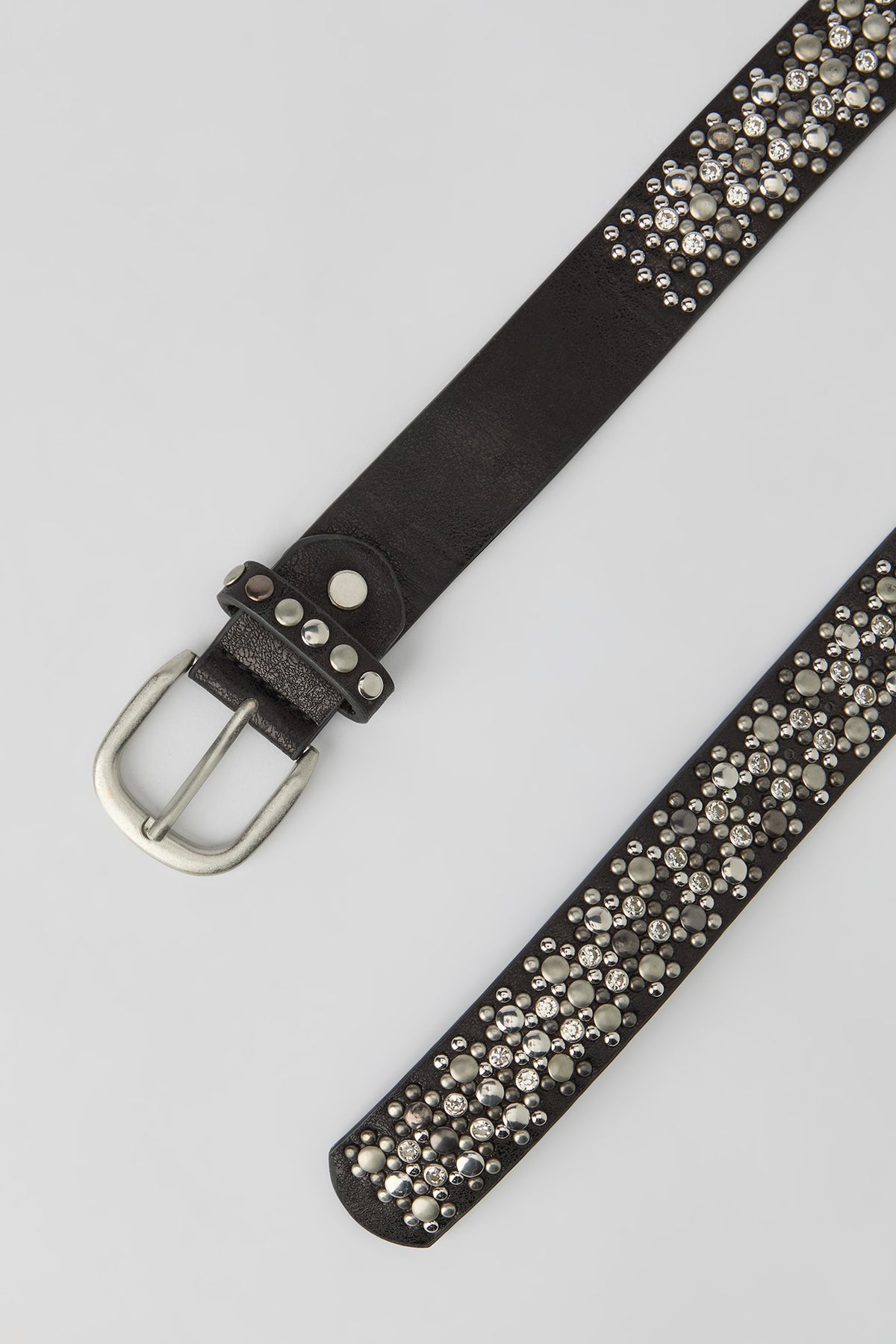Vue alternative 2. Ceinture cloutée avec pierres du Rhin