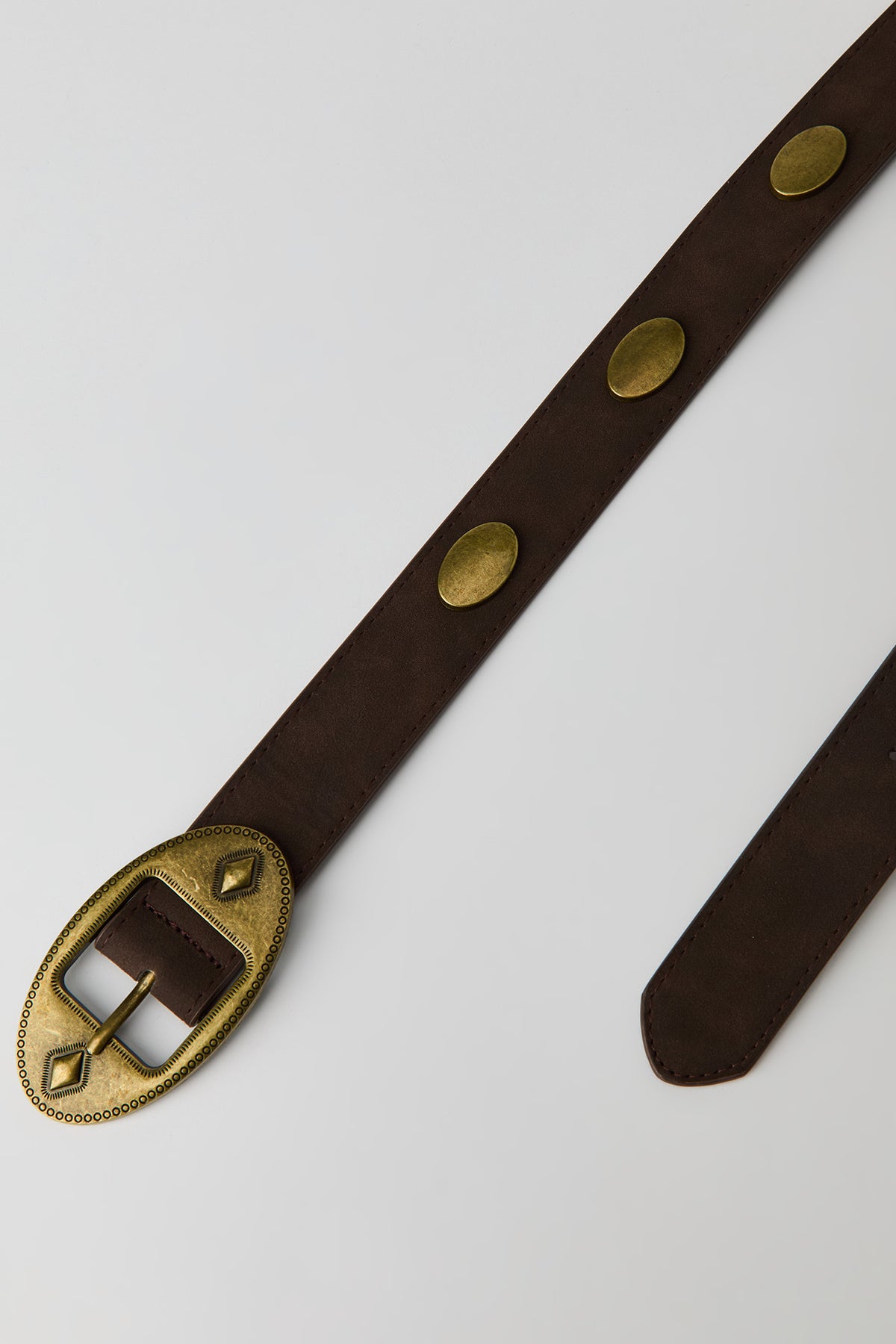 Vue alternative 2. Ceinture Western cloutée