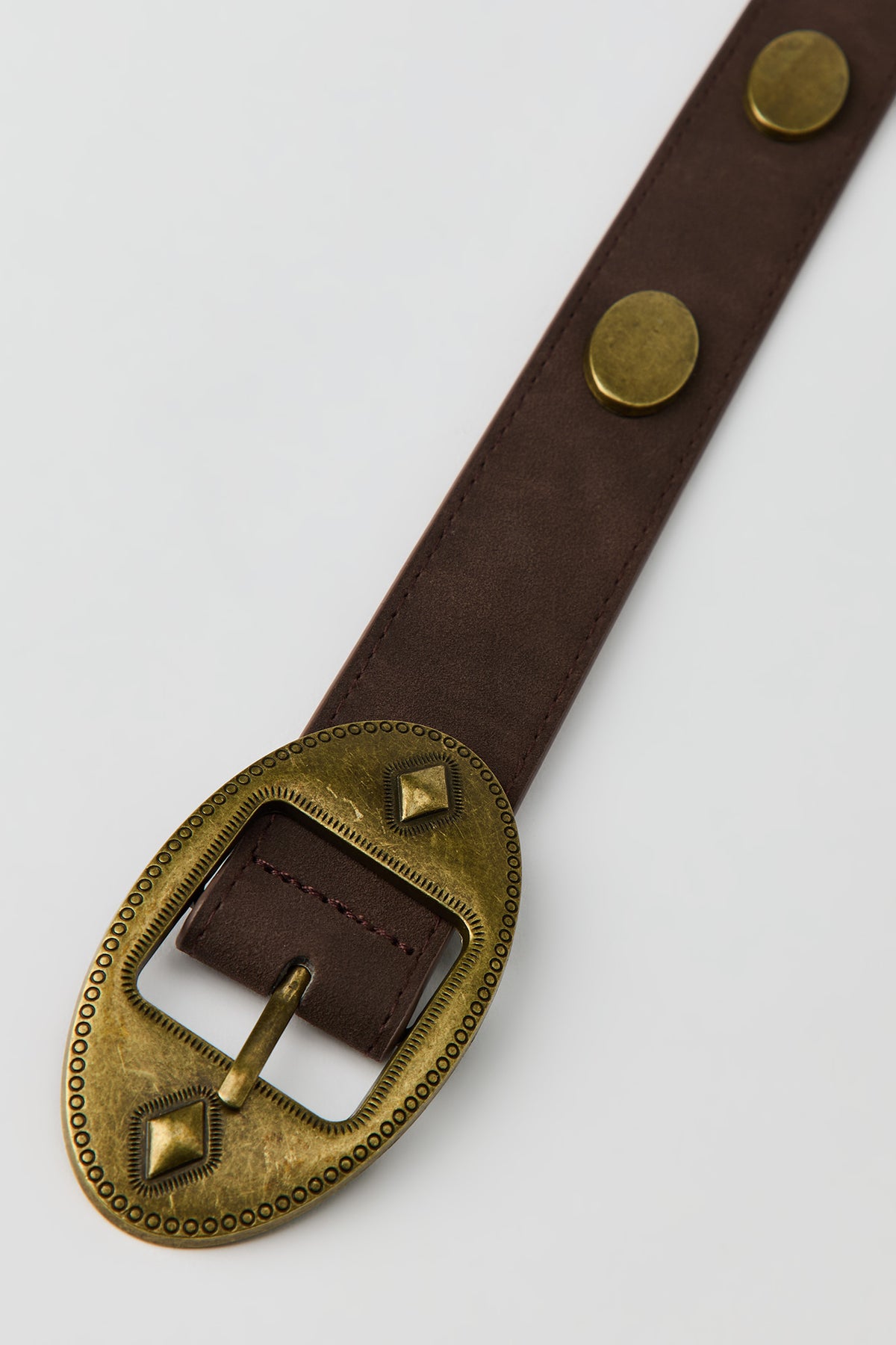 Vue alternative 3. Ceinture Western cloutée