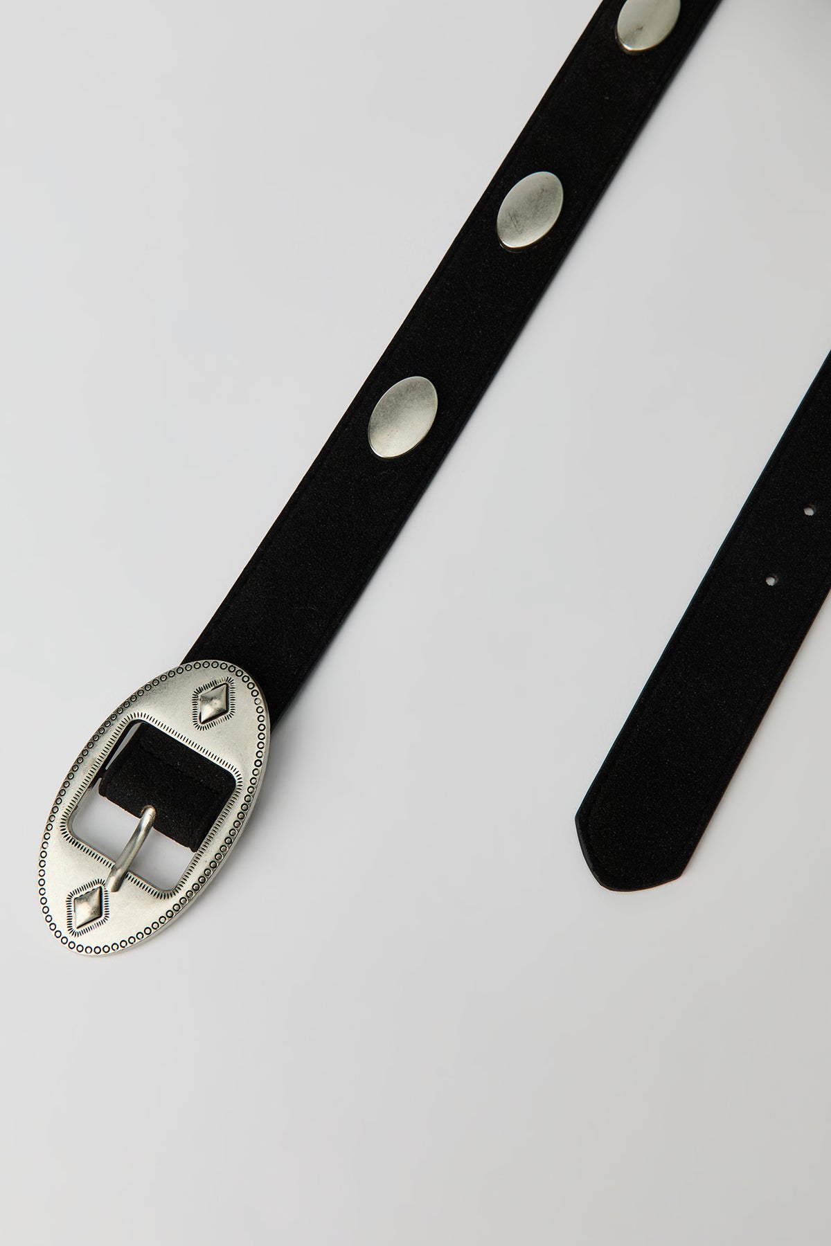 Vue alternative 2. Ceinture Western cloutée